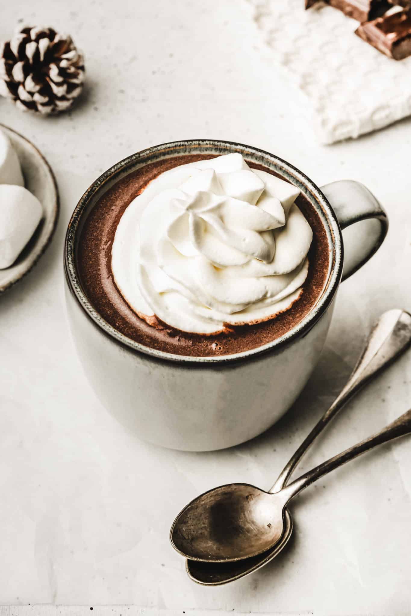 Chocolat chaud sur une table avec chantilly