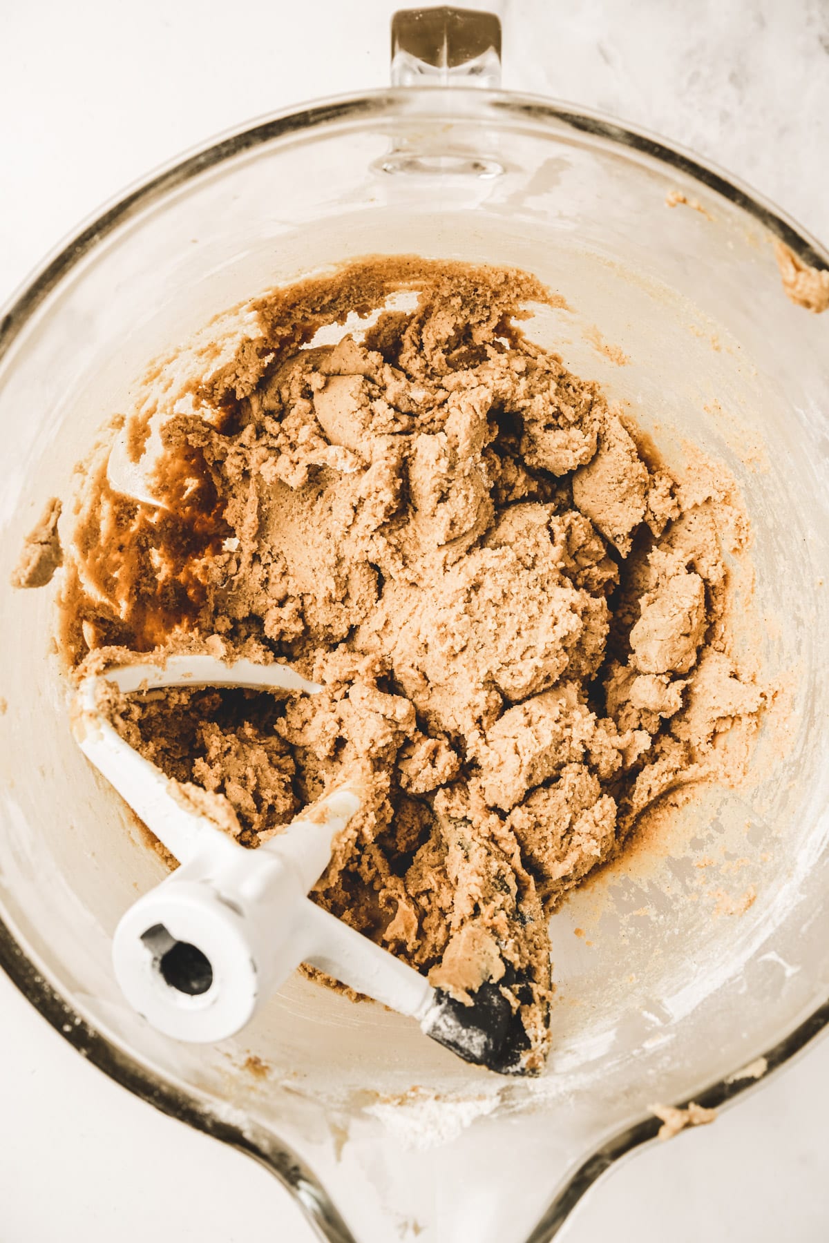 Bol avec pâte à biscuit gingerbread