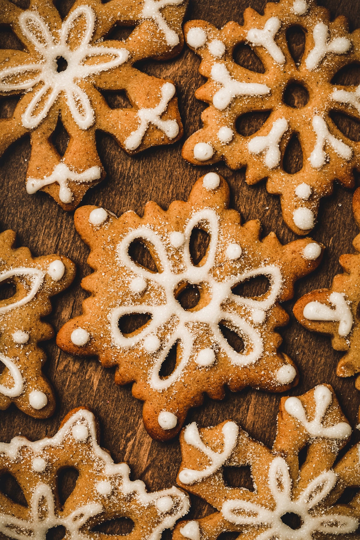 Biscuits de Noël et glaçage royal sur une table