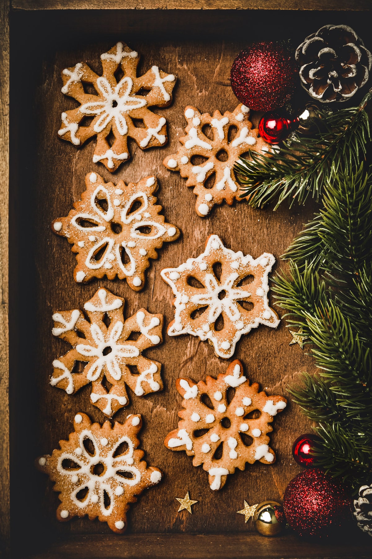 biscuits gingerbread décorés sur une table