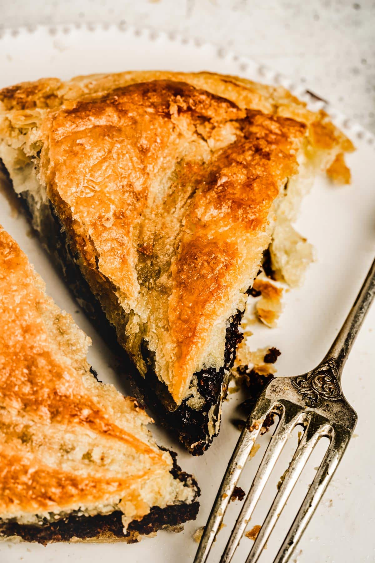 Part de galette des rois sur une assiette