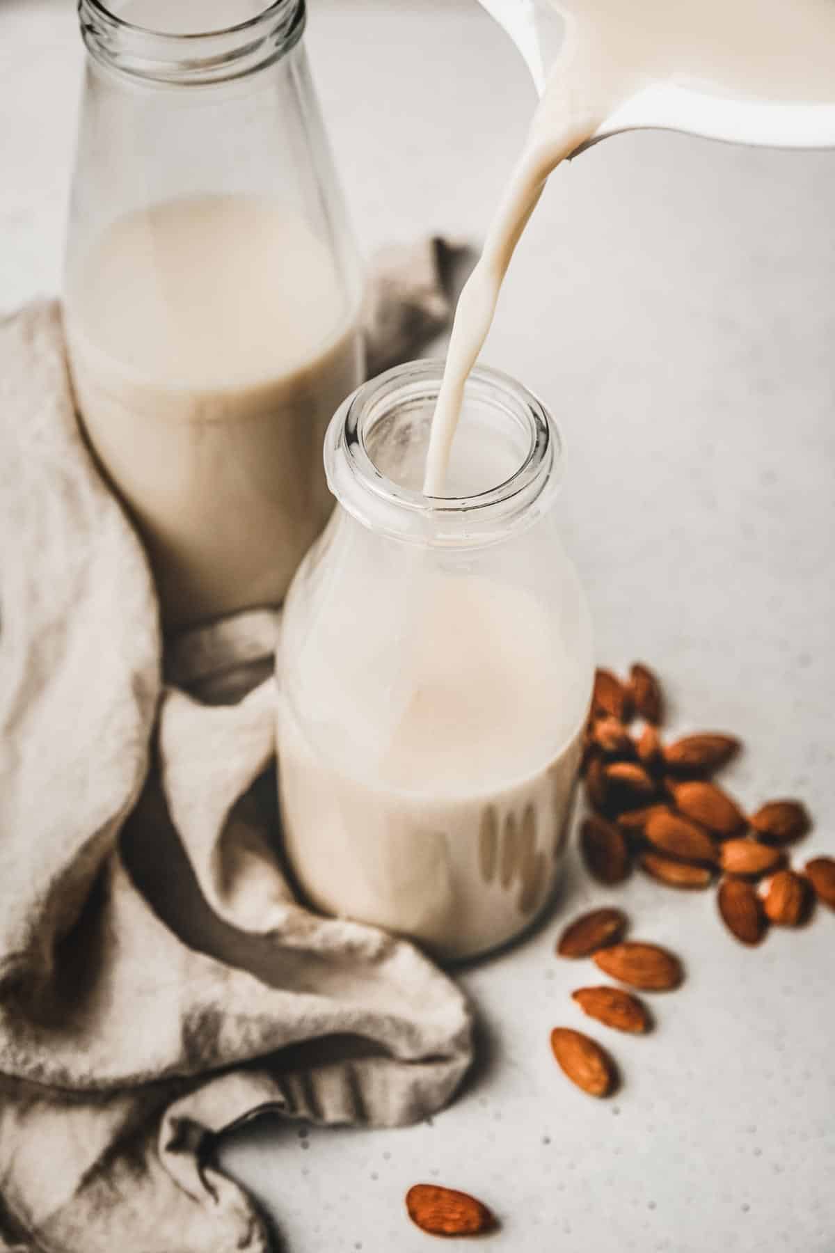 Lait d'amande versé dans une bouteille en verre