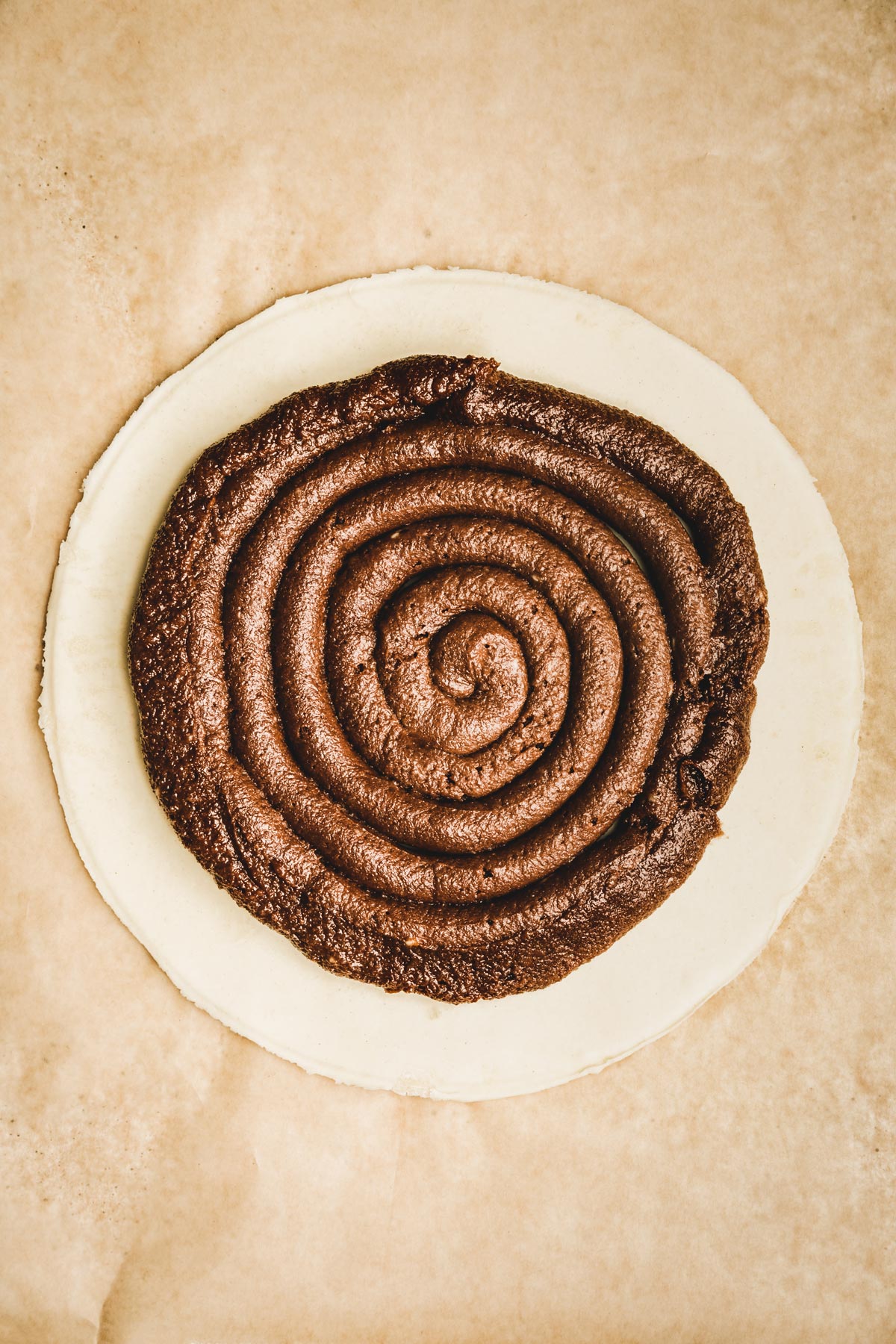 Disque de pate avec de la crème d'amande au chocolat