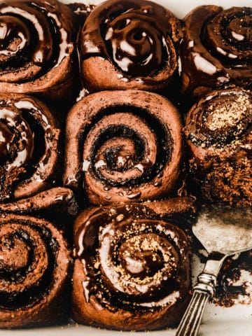 Cinnamon rolls au chocolat et glaçage au chocolat