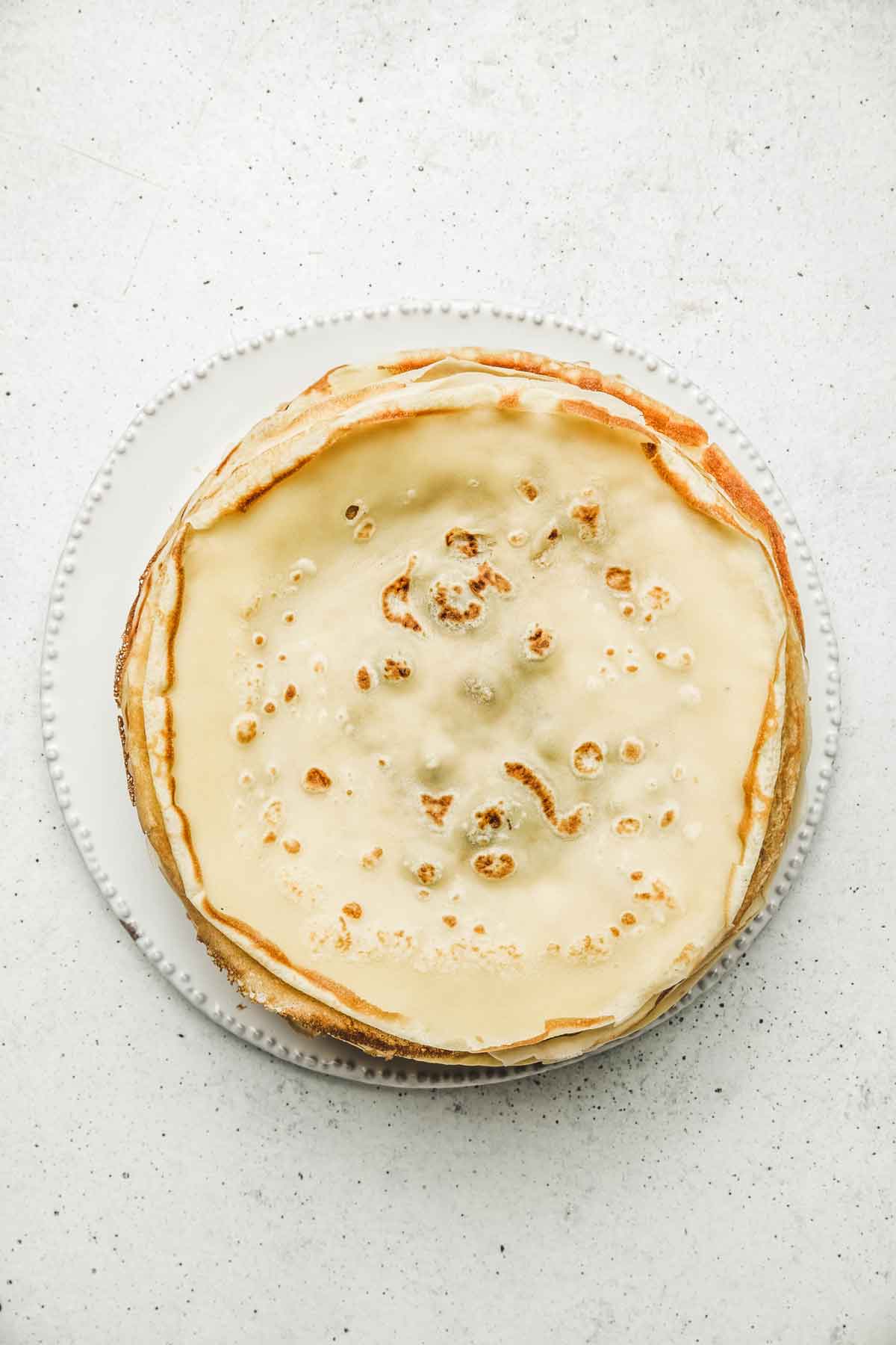 Pile de crêpes dans une assiette