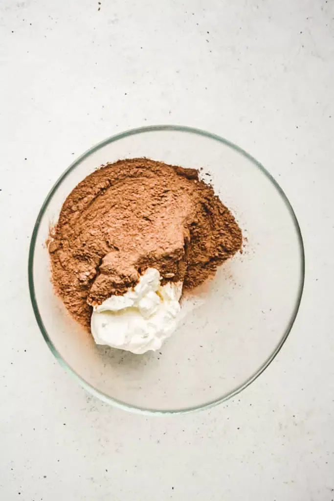 Ingrédient de la chantilly mascarpone chocolat dans un bol