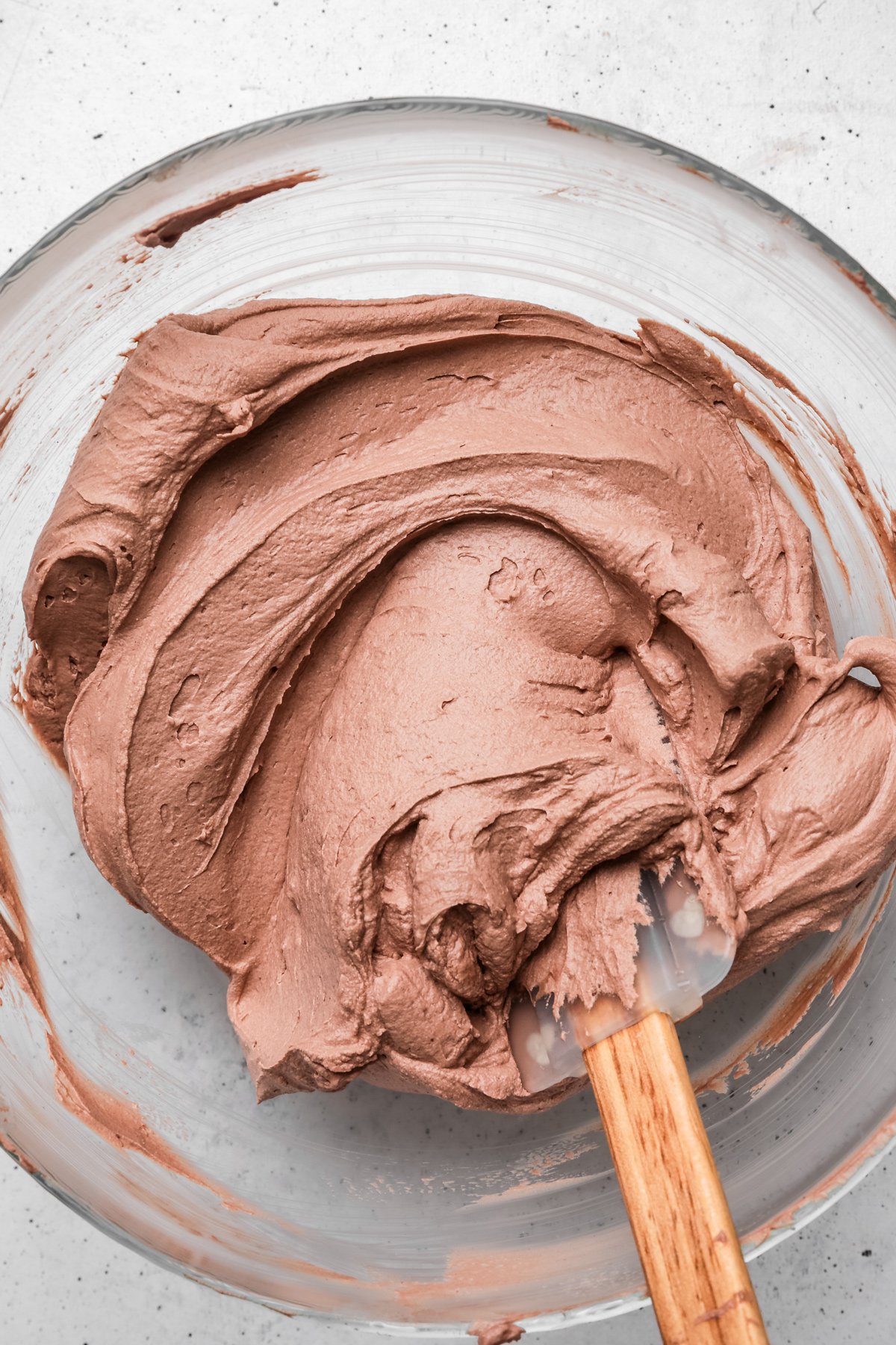 Chantilly mascarpone au chocolat fouettée dans un bol