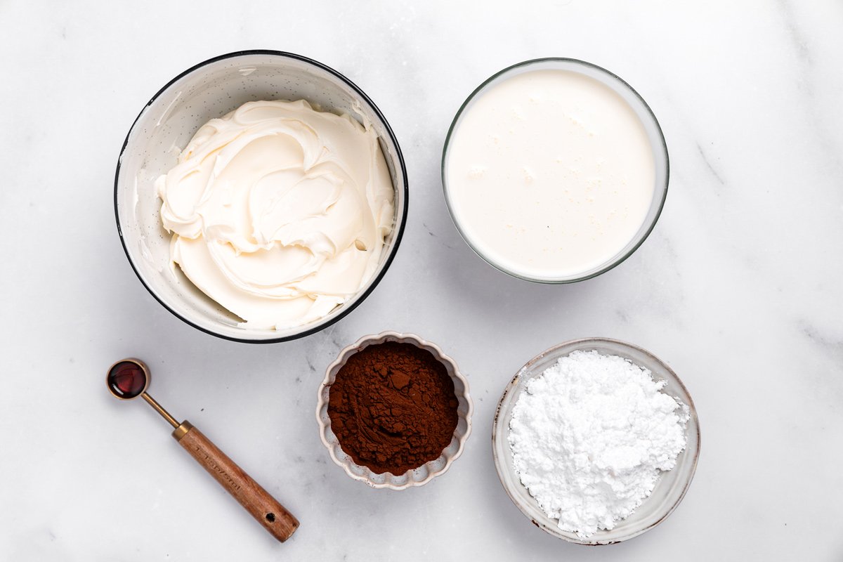 Bols avec ingredients pour la faire la chantilly mascarpone chocolat