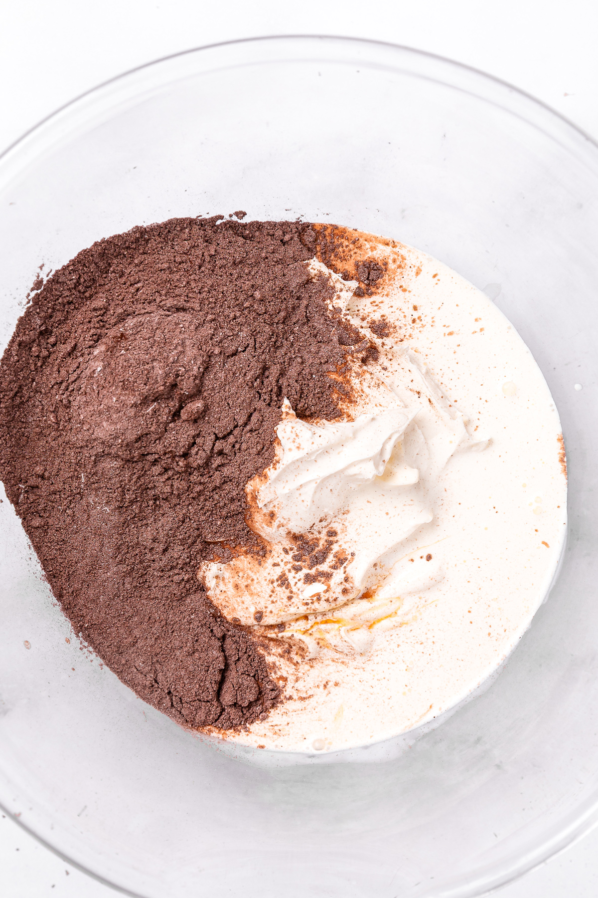 Saladier avec les ingrédients pour faire la chantilly mascarpone au chocolat