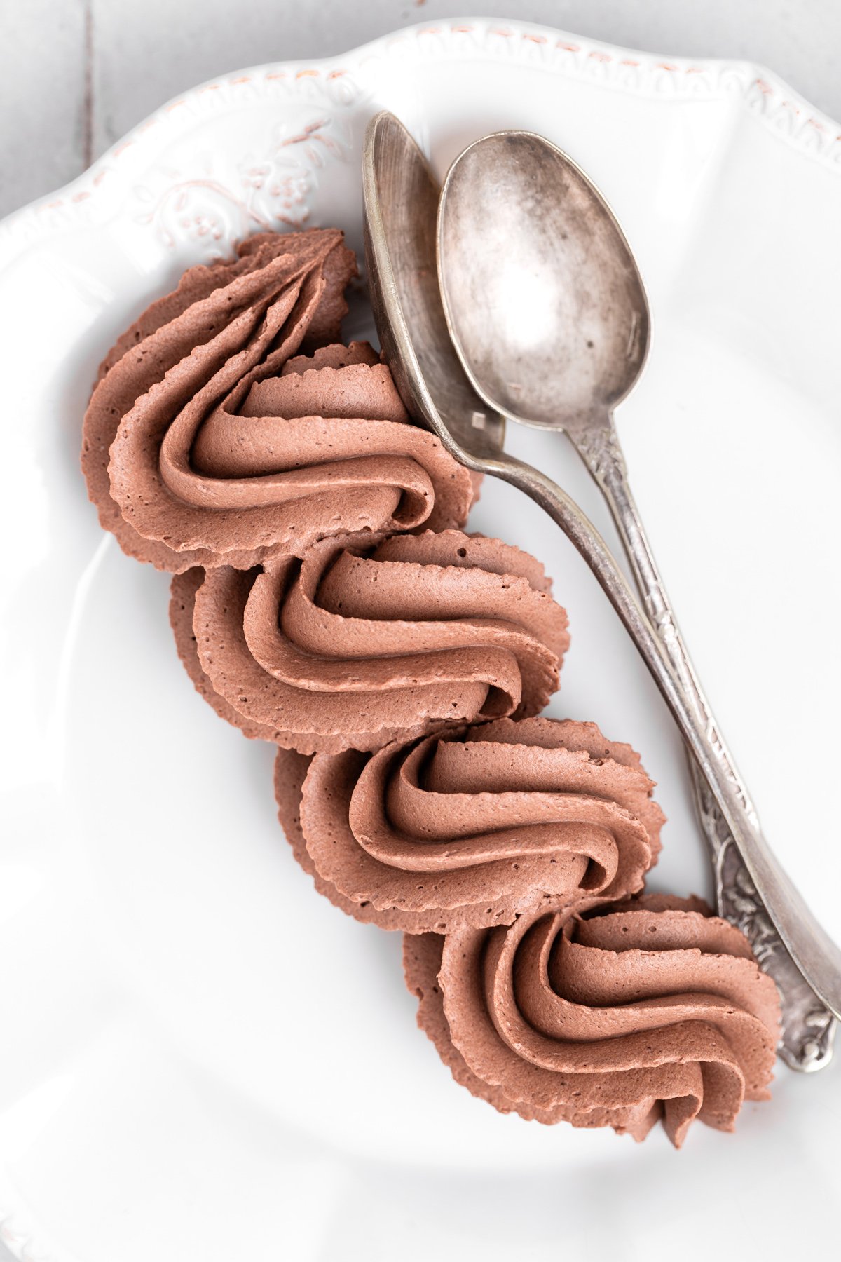 Chantilly mascarpone au chocolat pochée sur une assiette