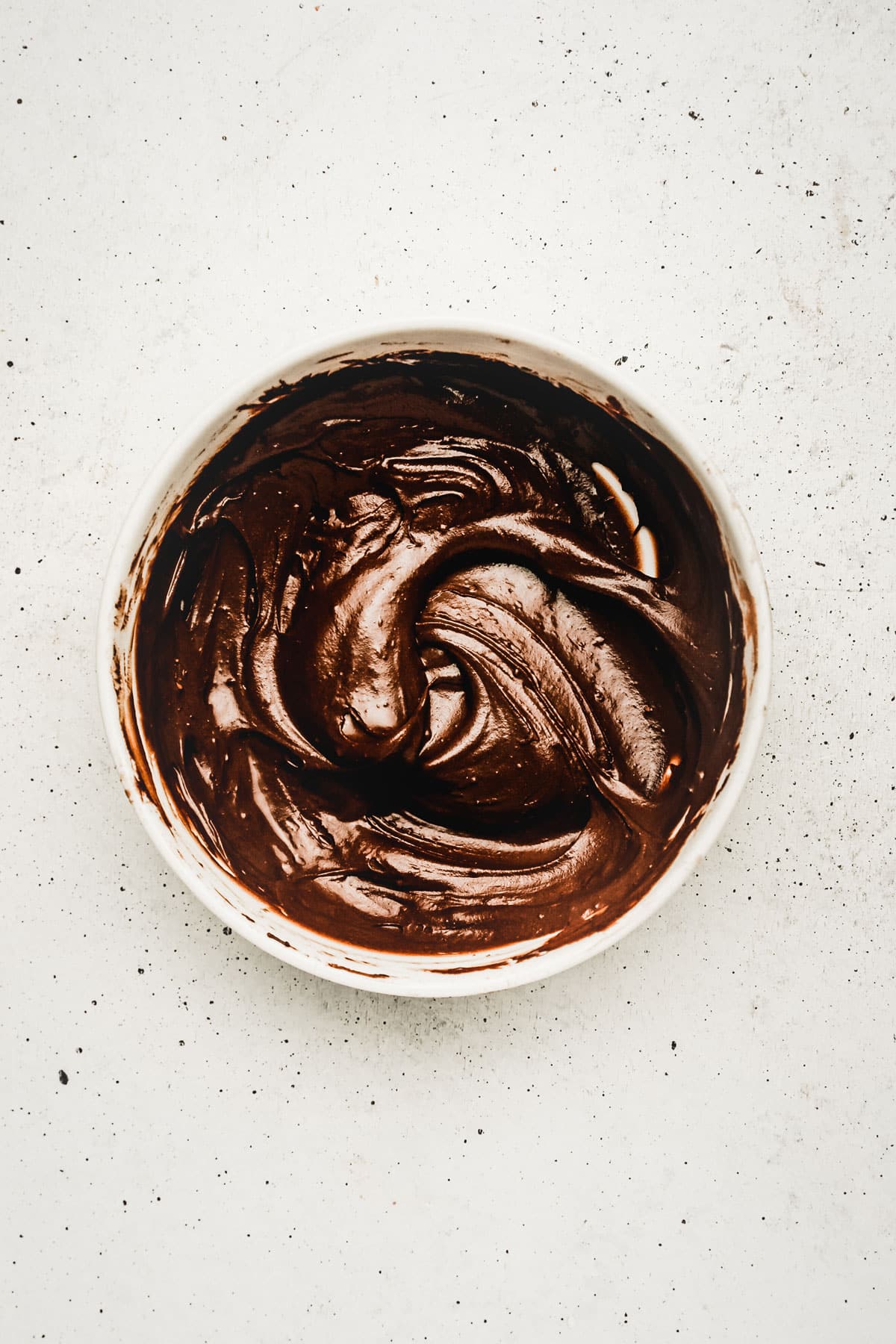 Préparation du glaçage au chocolat pour les cinnamons rolls