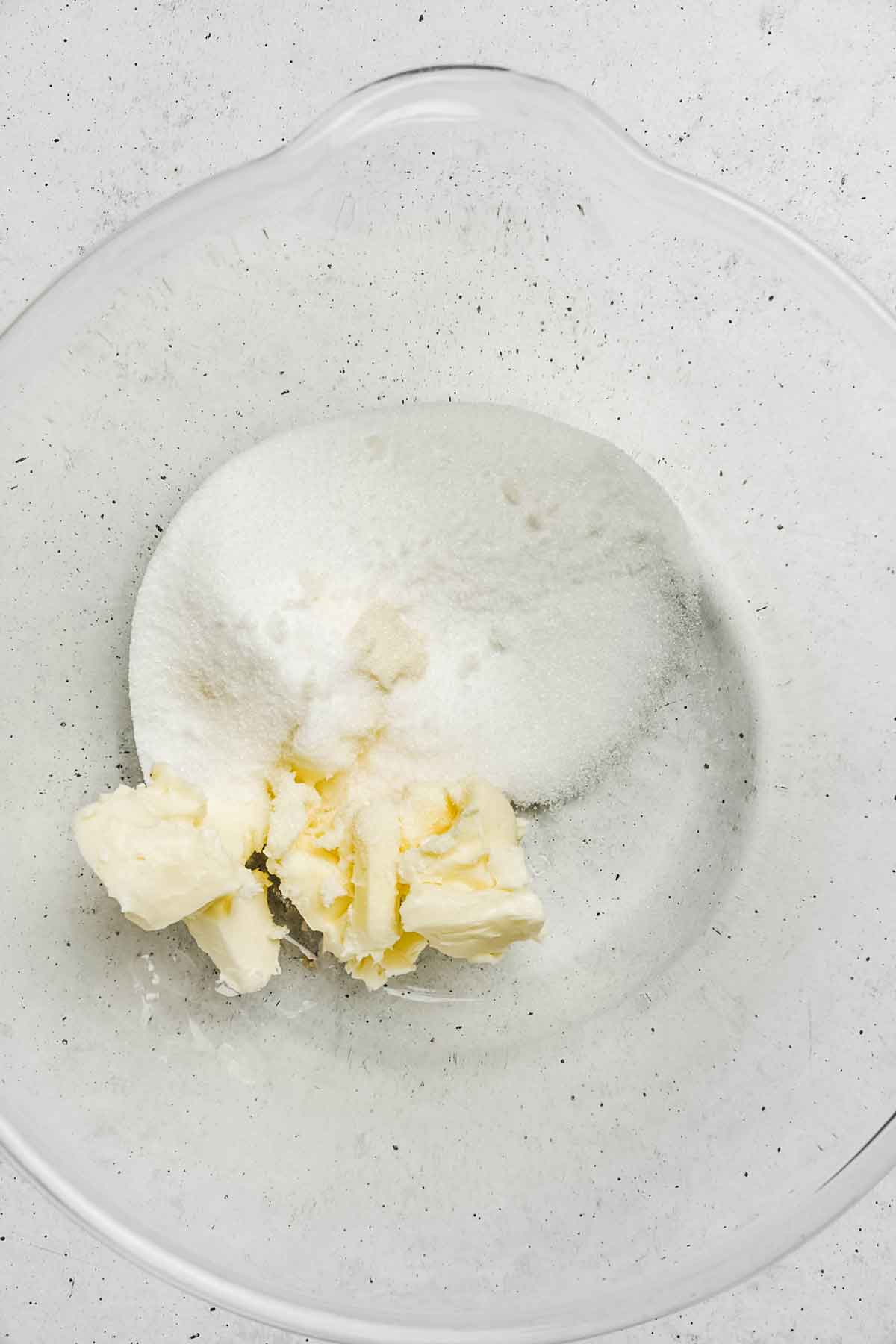 large récipient avec du beurre et du sucre