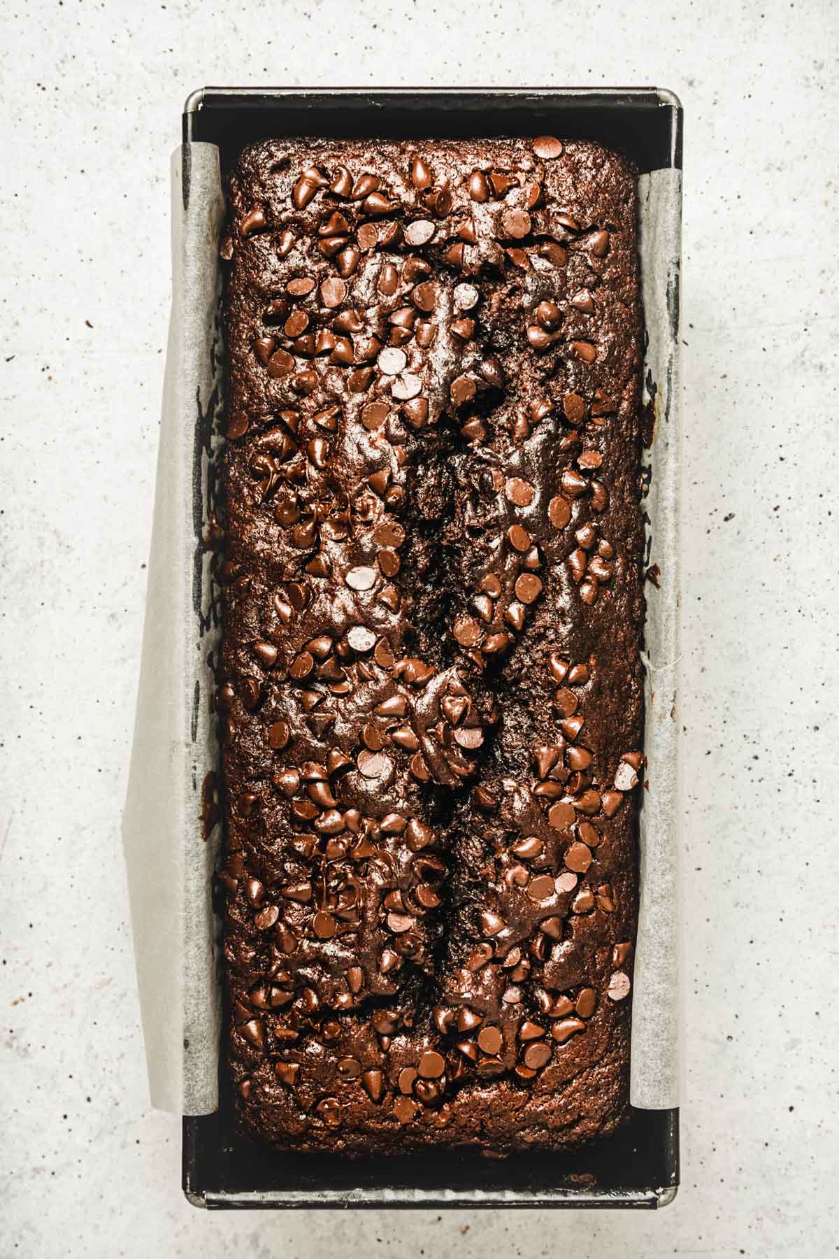 moule à cake avec un banana bread au chocolat