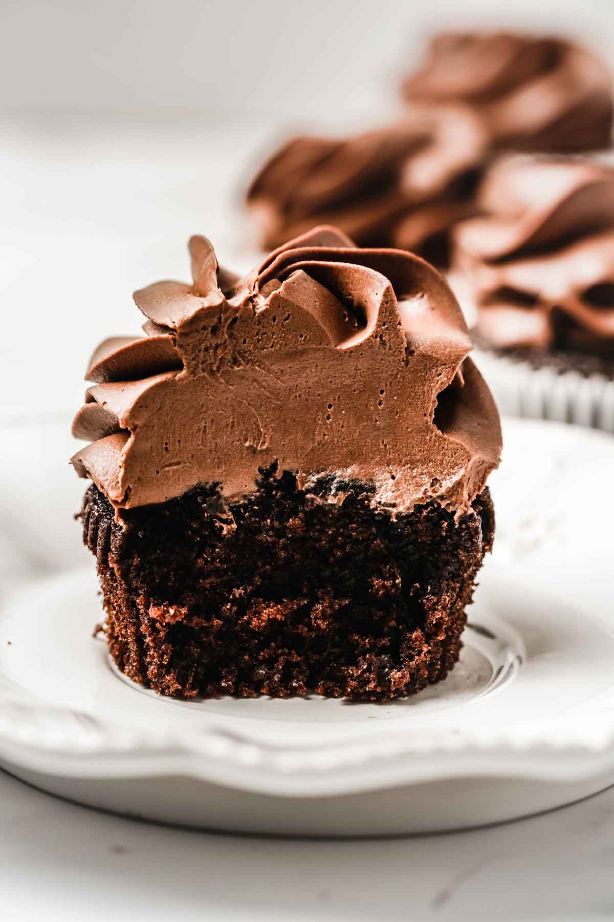 Cupcake au chocolat avec glaçage au chocolat coupé en 2