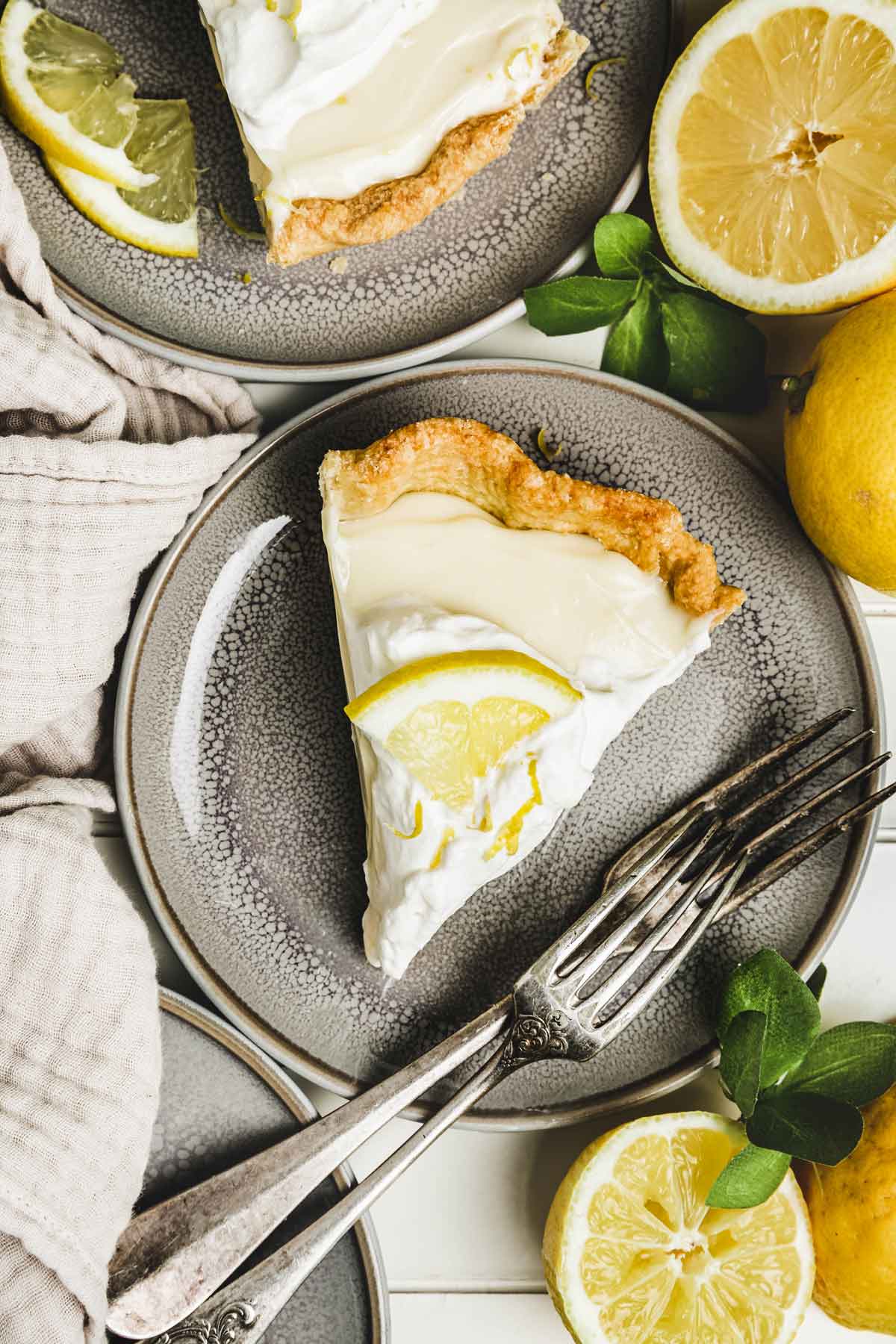 Parts de tarte au citron dans des assiettes