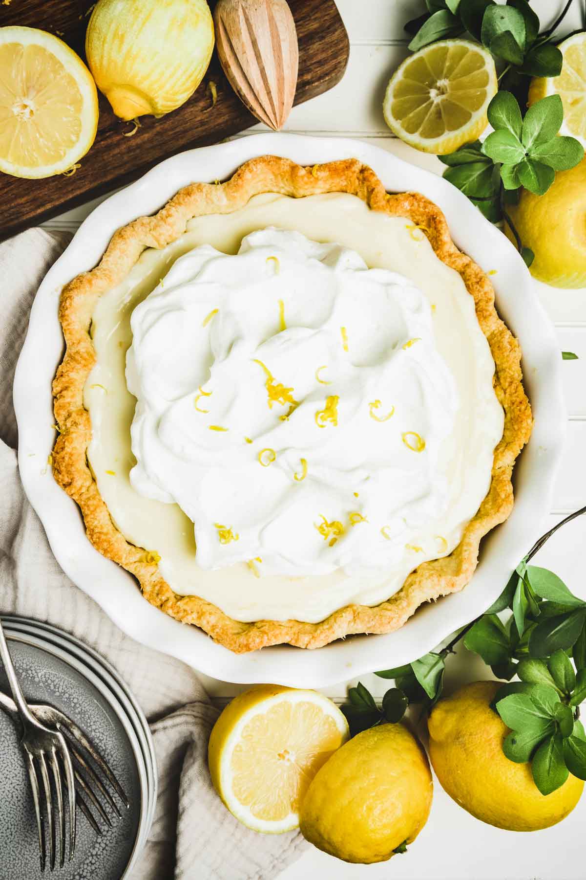 Lemon pie dans son plat sur une table