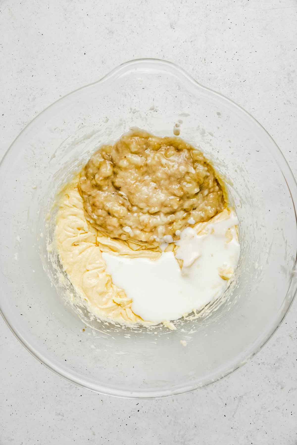 Grand saladier avec des ingrédients pour faire les muffins à la banane et au chocolat