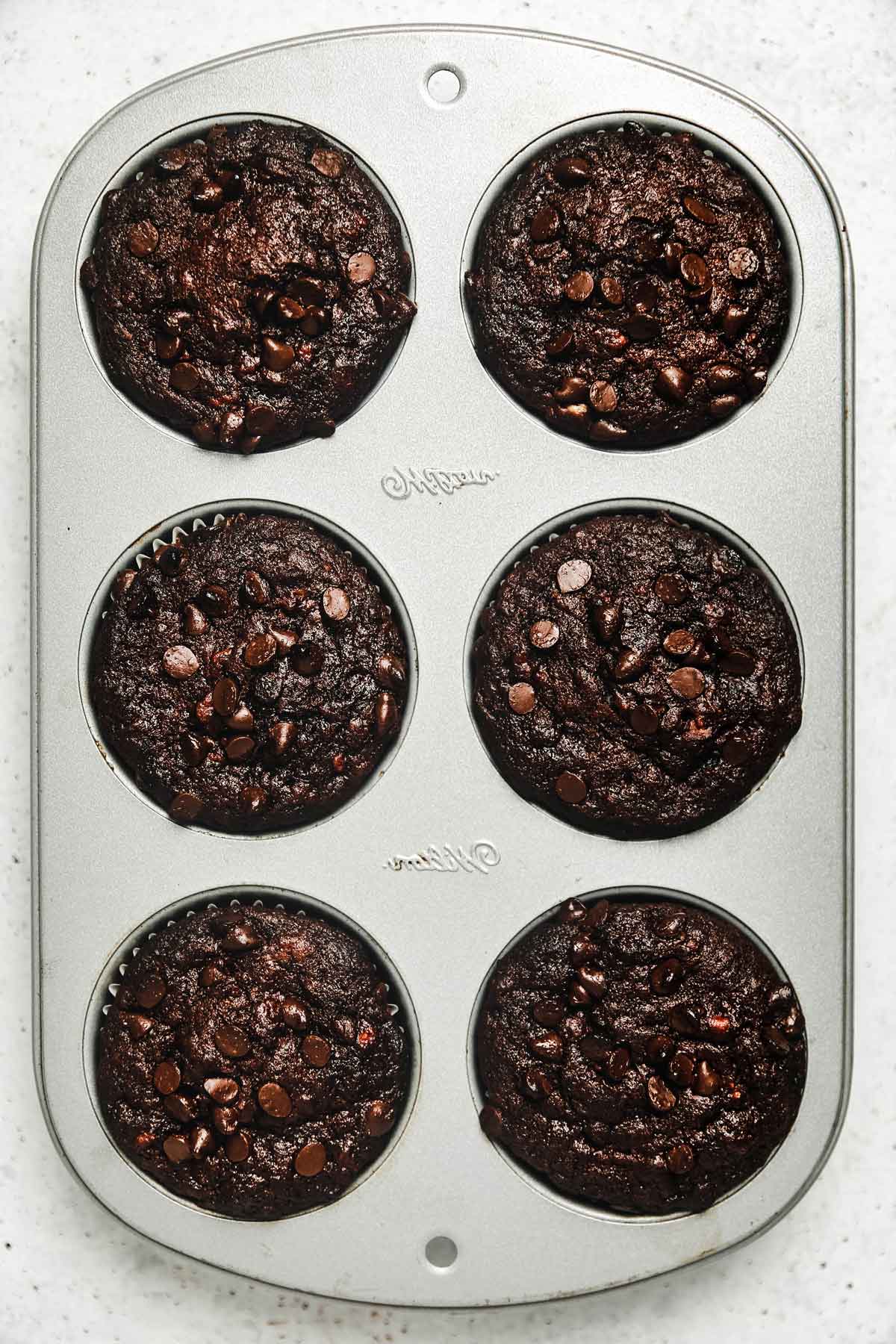 Muffins banane chocolat dans leur moule après cuisson