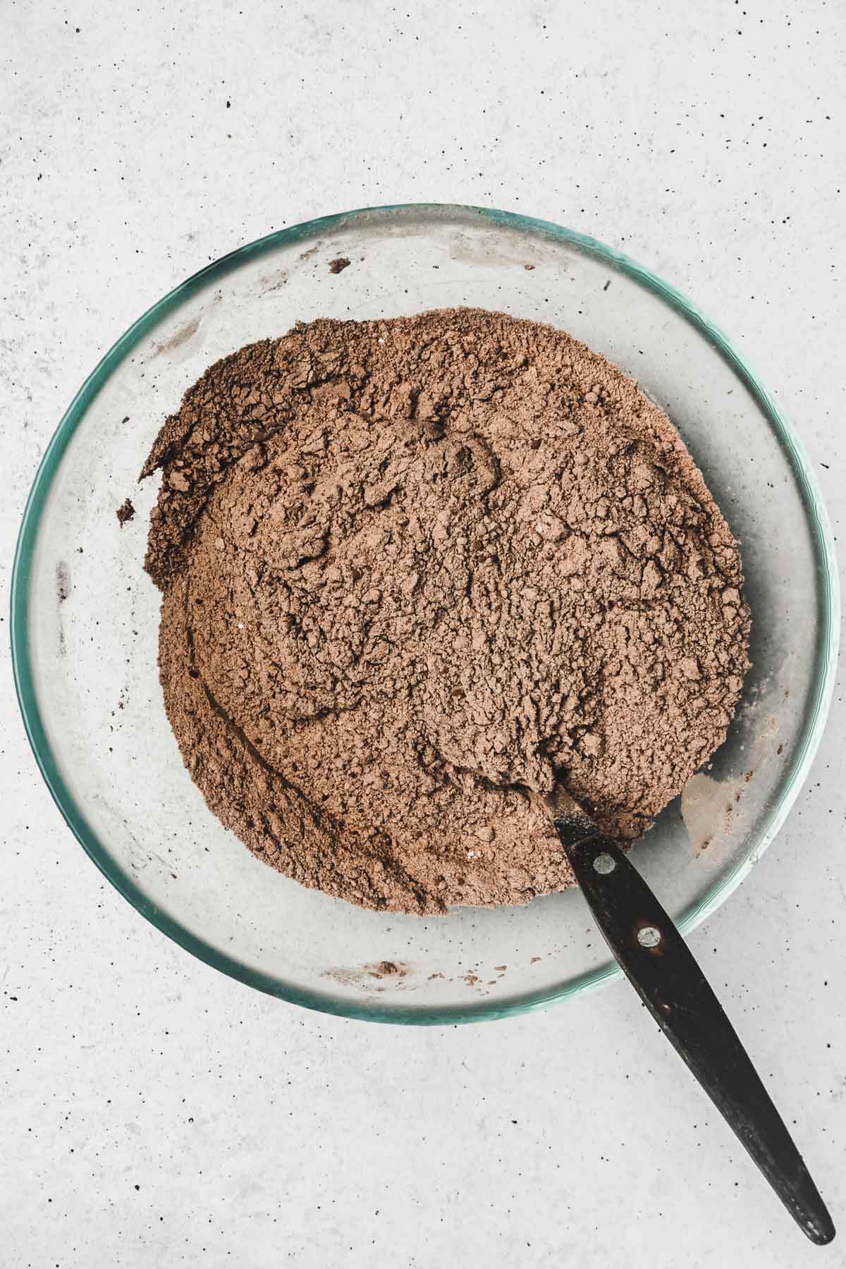 Bol avec ingrédients secs au cacao