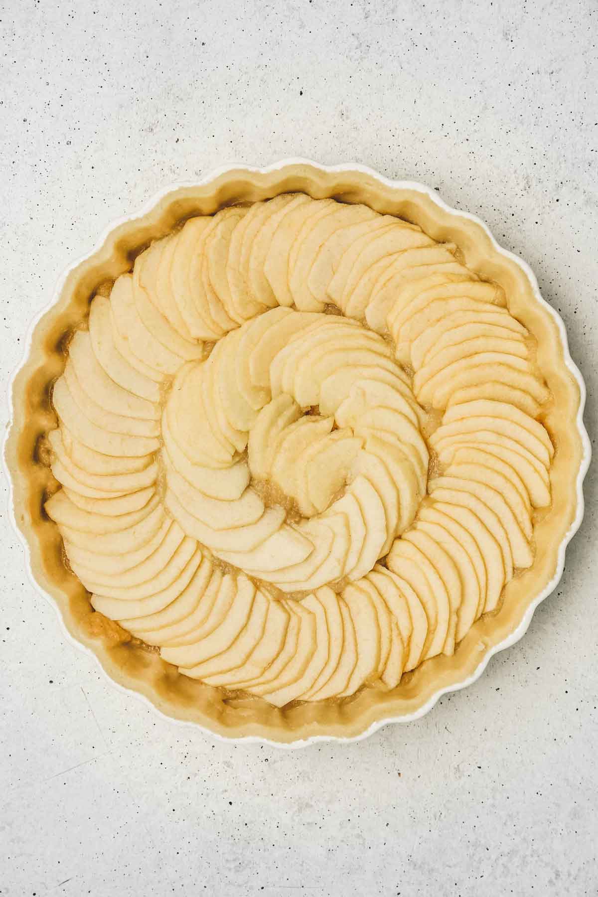Pie dish with shortcrust pastry and apples slices