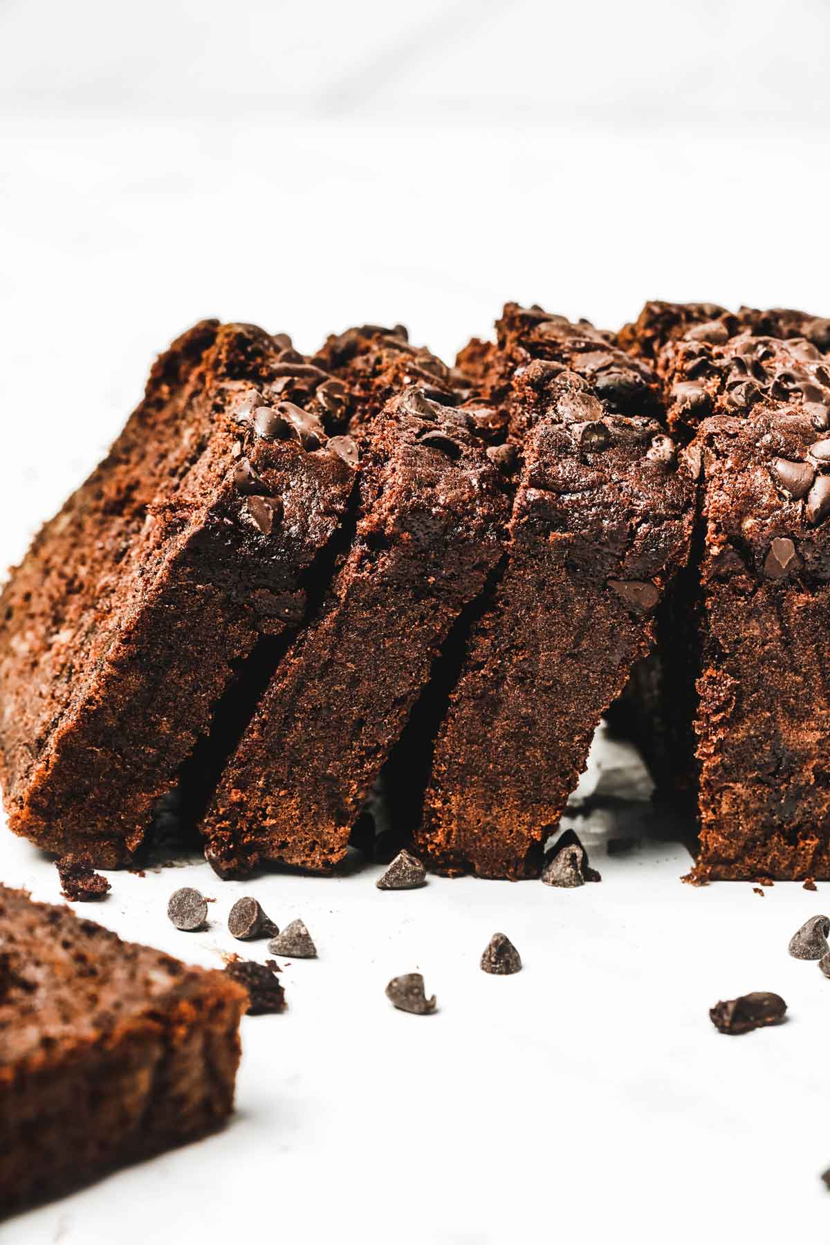 tranches de cake à la banane sur une table