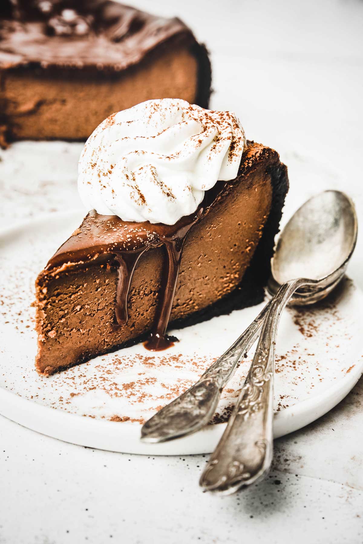 Part de cheesecake avec cuillère et crème fouettée