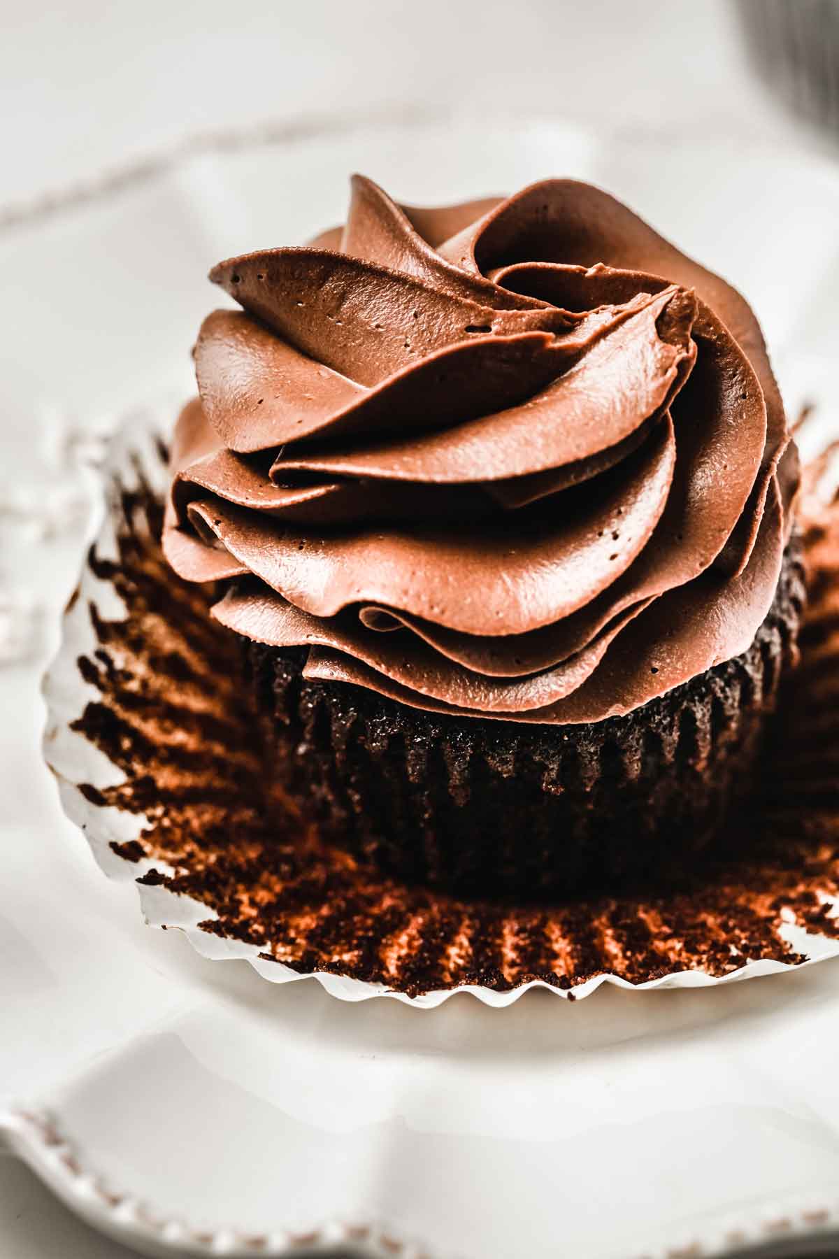 Cupcakes au chocolat avec un glaçage chocolat sur une assiette