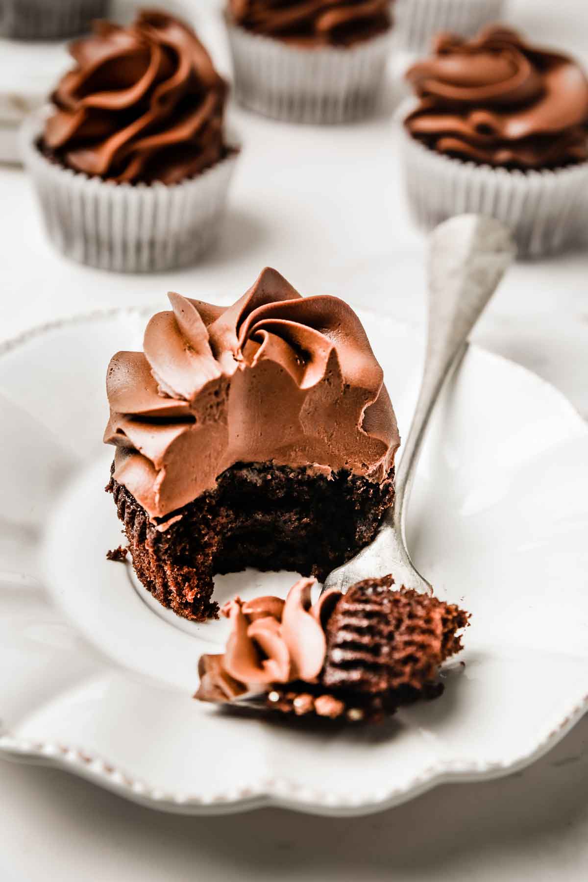 Cupcakes au chocolat avec une fourchette dans une assiette