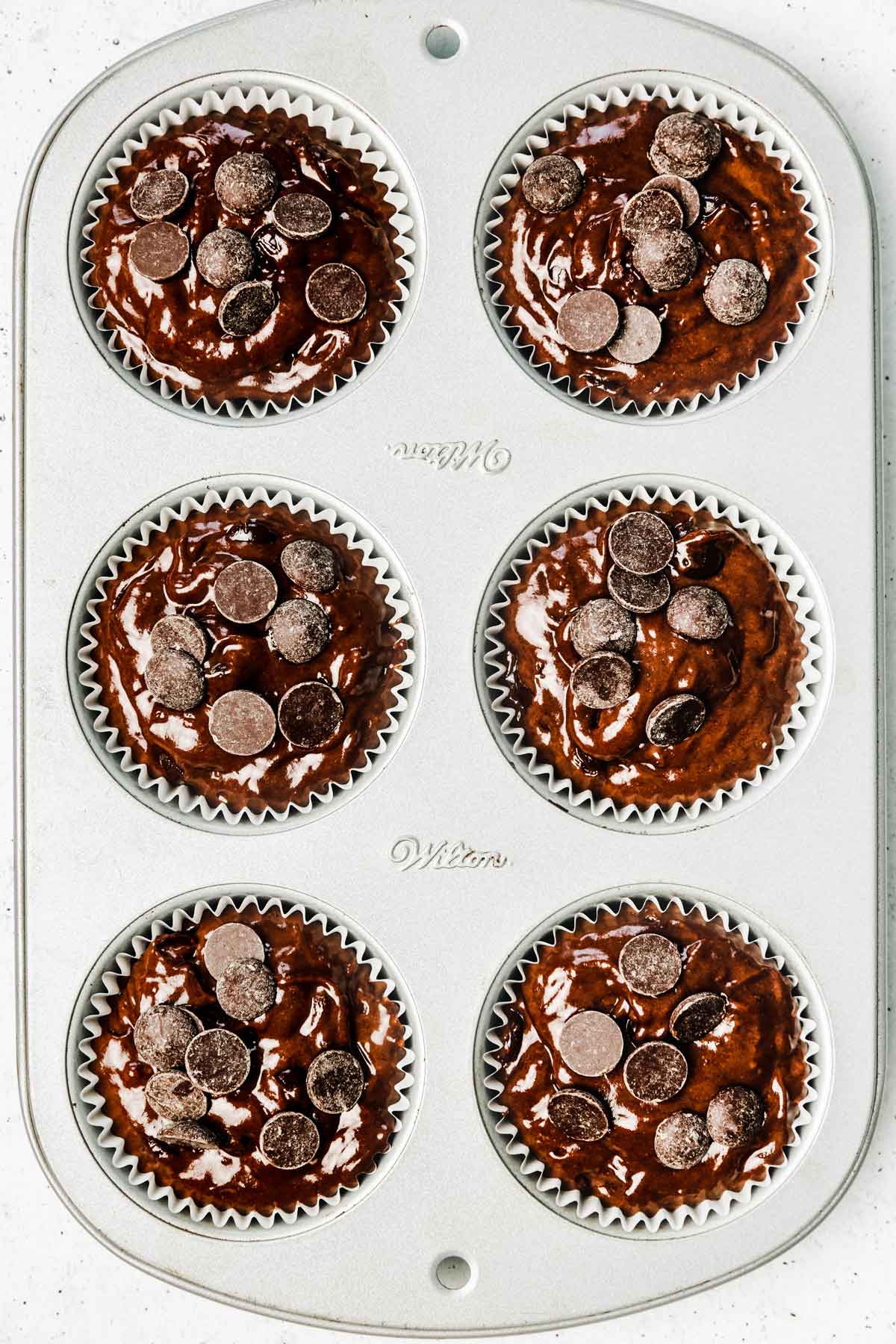 Moule à cupcakes avec muffins avant cuisson