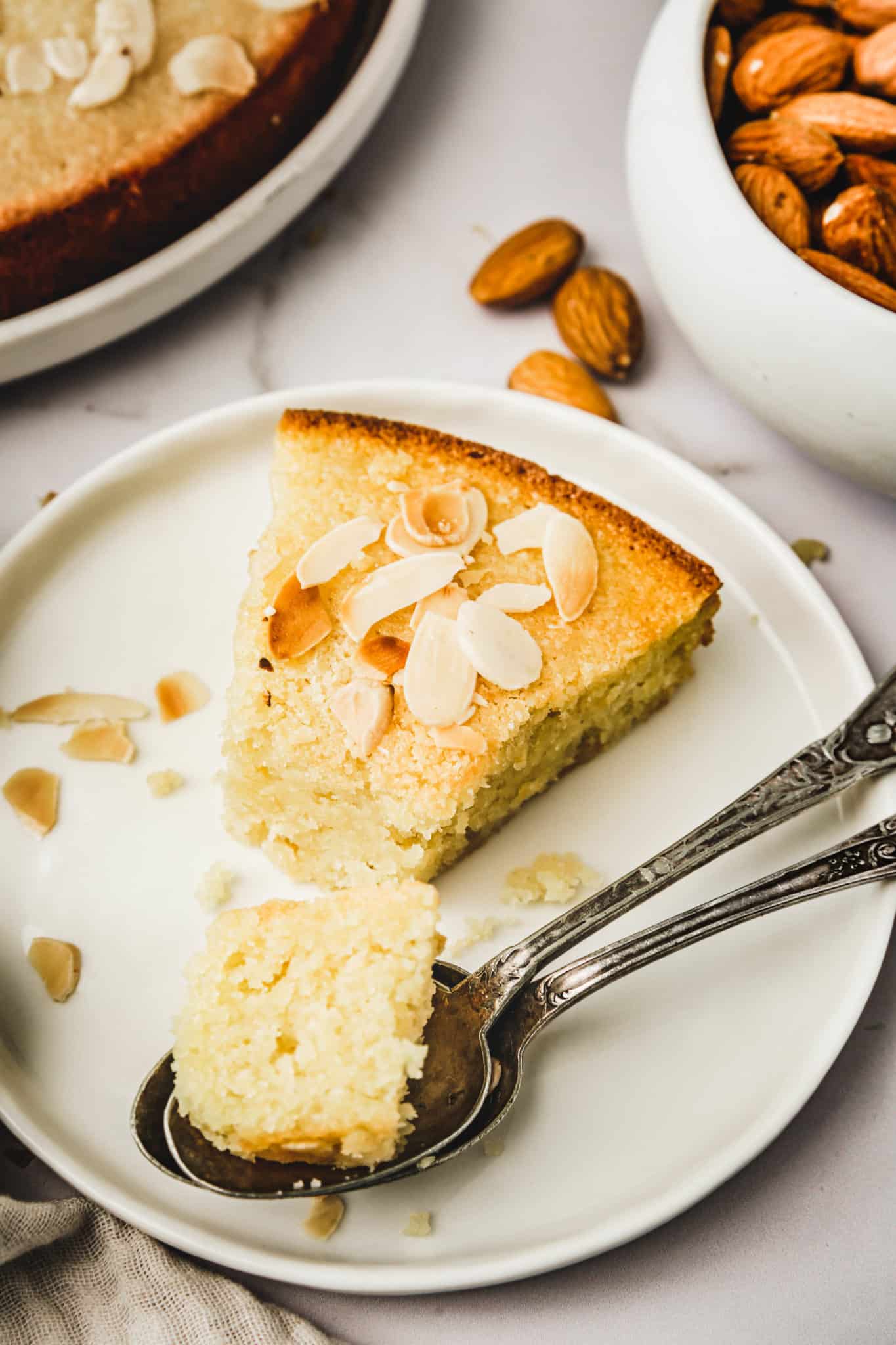 part de gâteau amandes dans une assiette