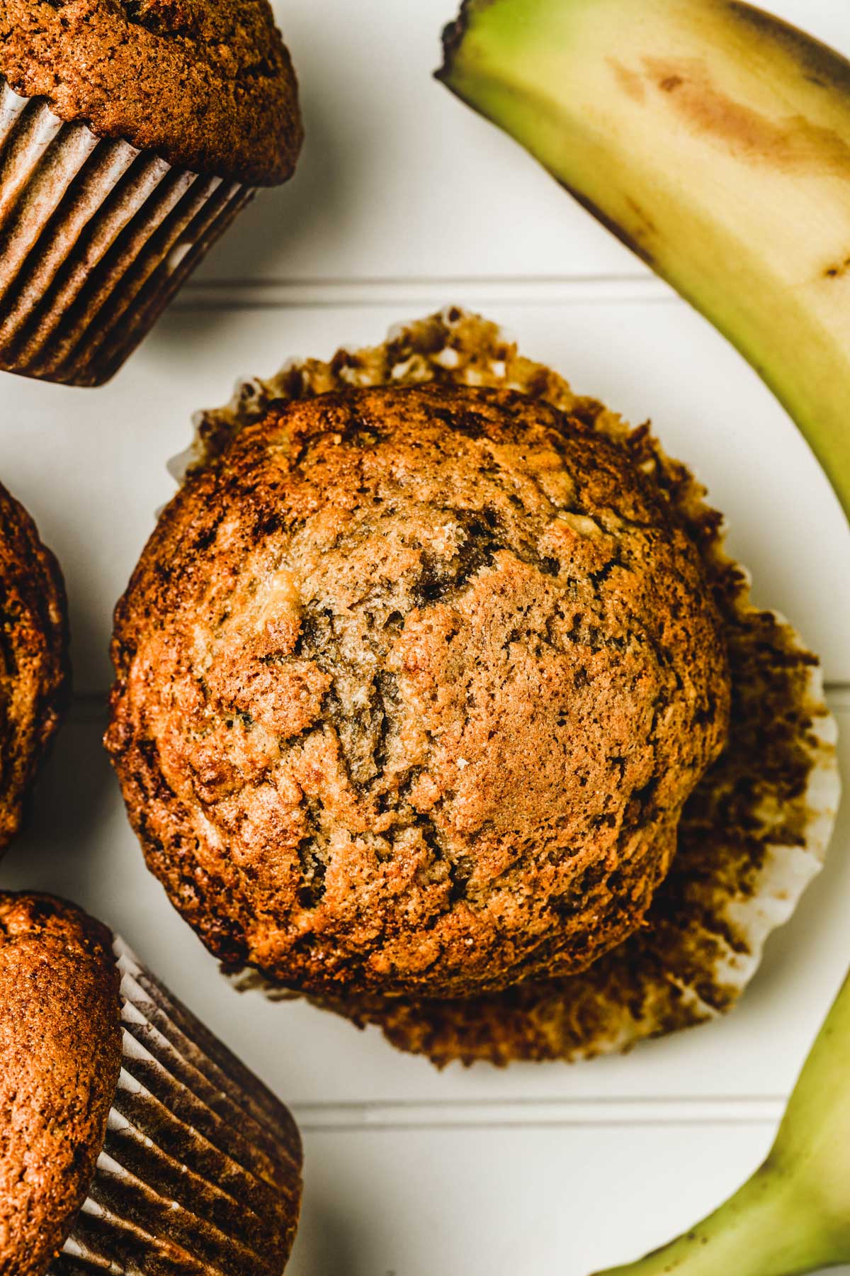 Muffins sur un plan de travail