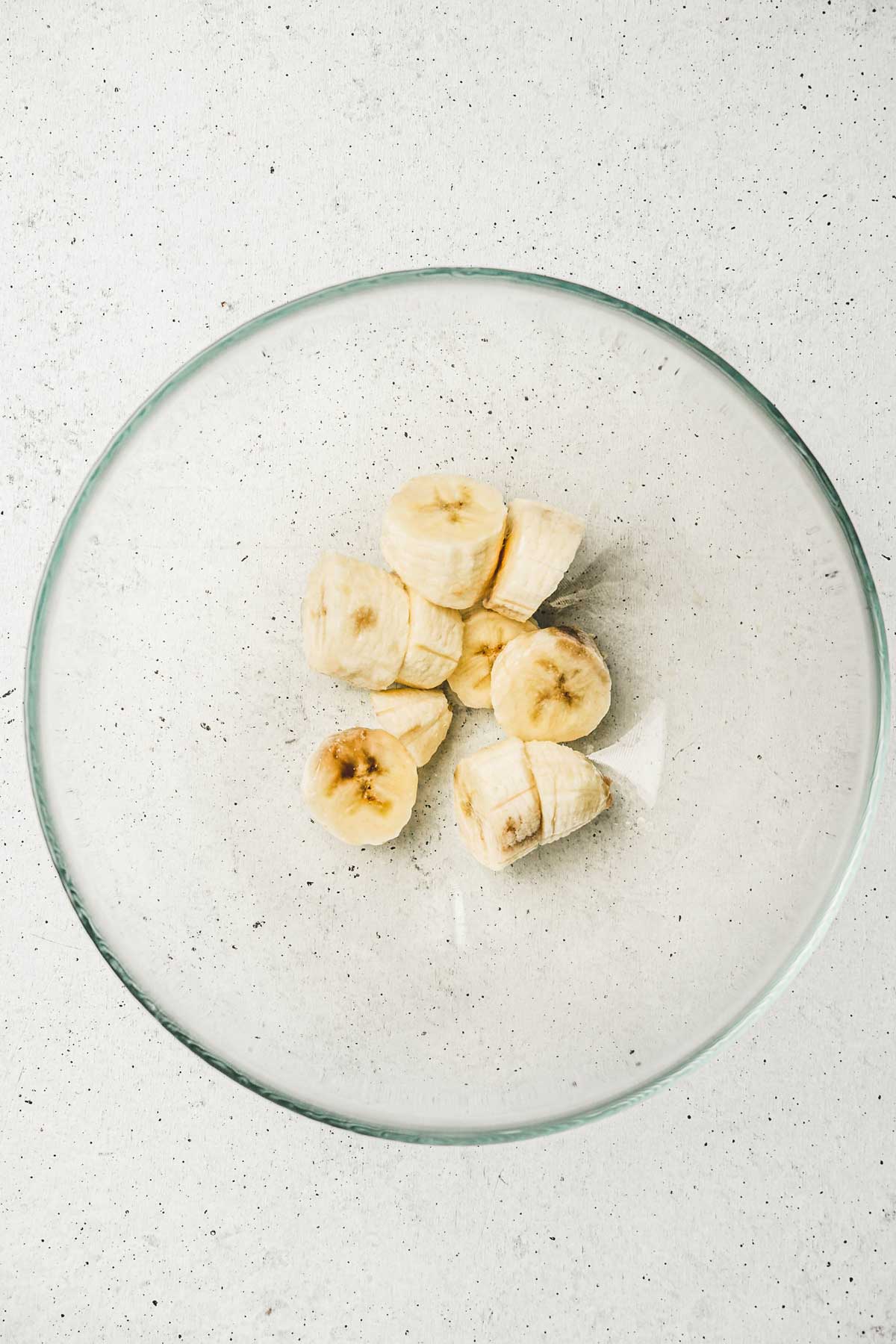 Bol avec des bananes coupés en morceaux