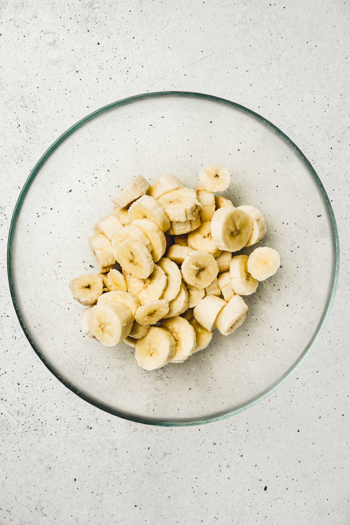 Bol avec des bananes coupés en morceaux