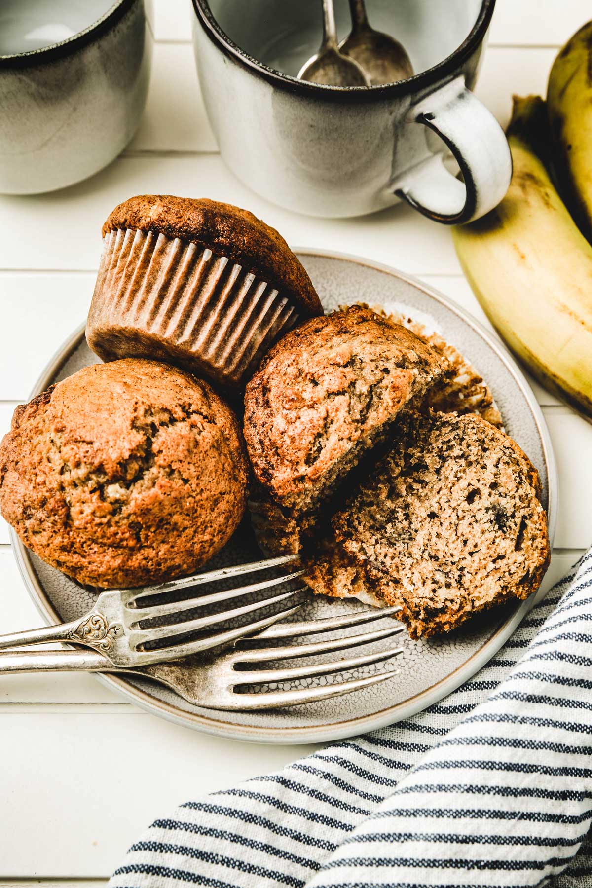 Muffins à la banane dans une assiette avec des fourchettes