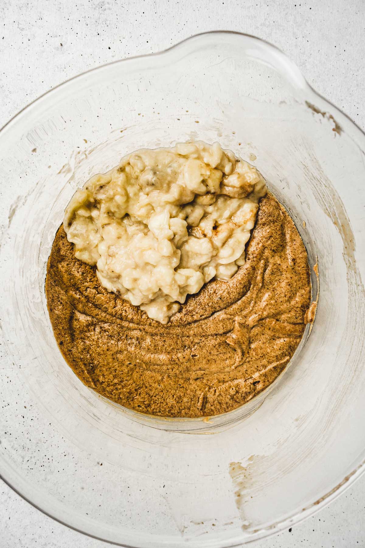 Saladier avec des ingrédients liquides