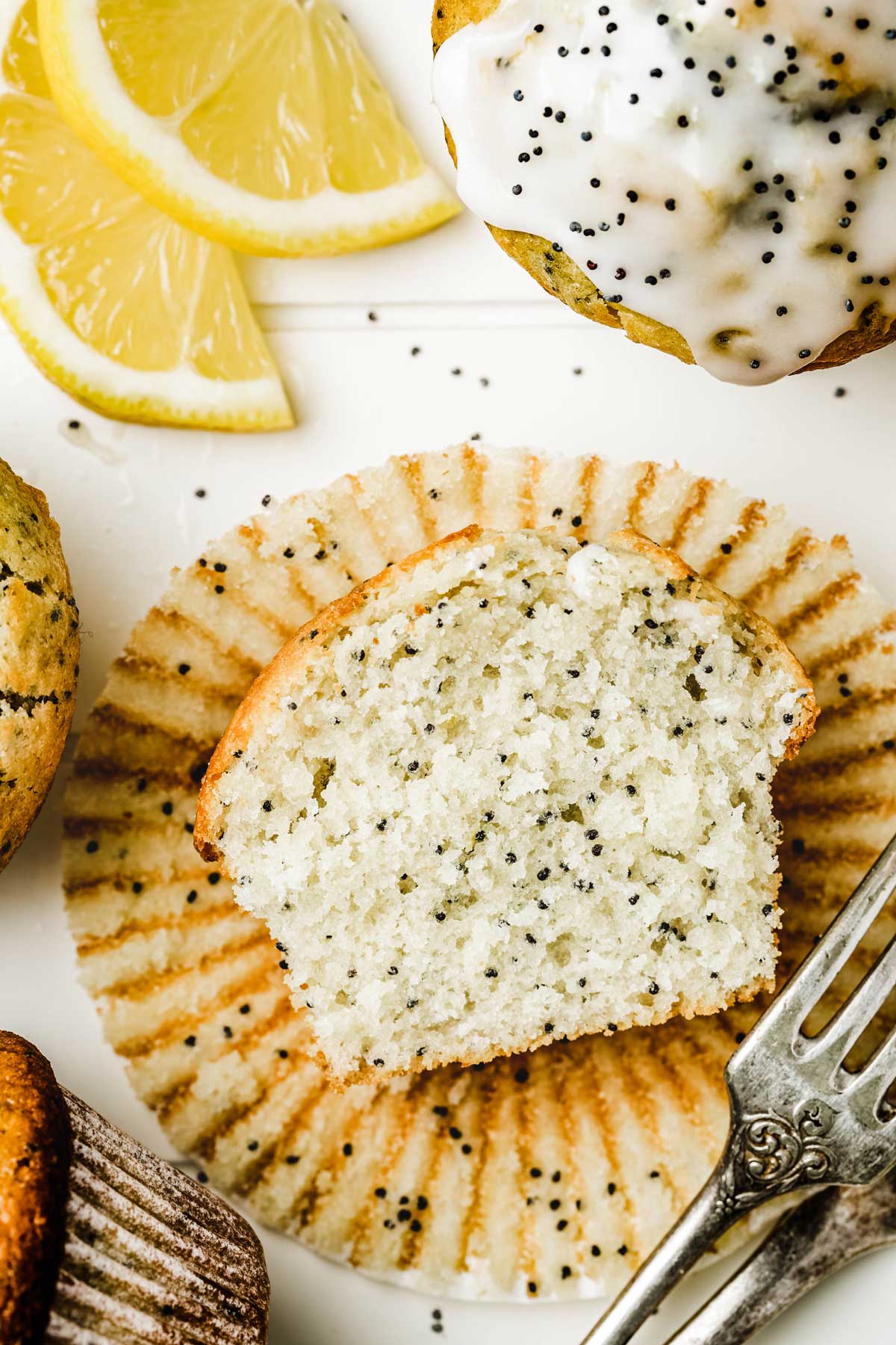 Muffin au citron pavot coupé en 2 avec une fourchette