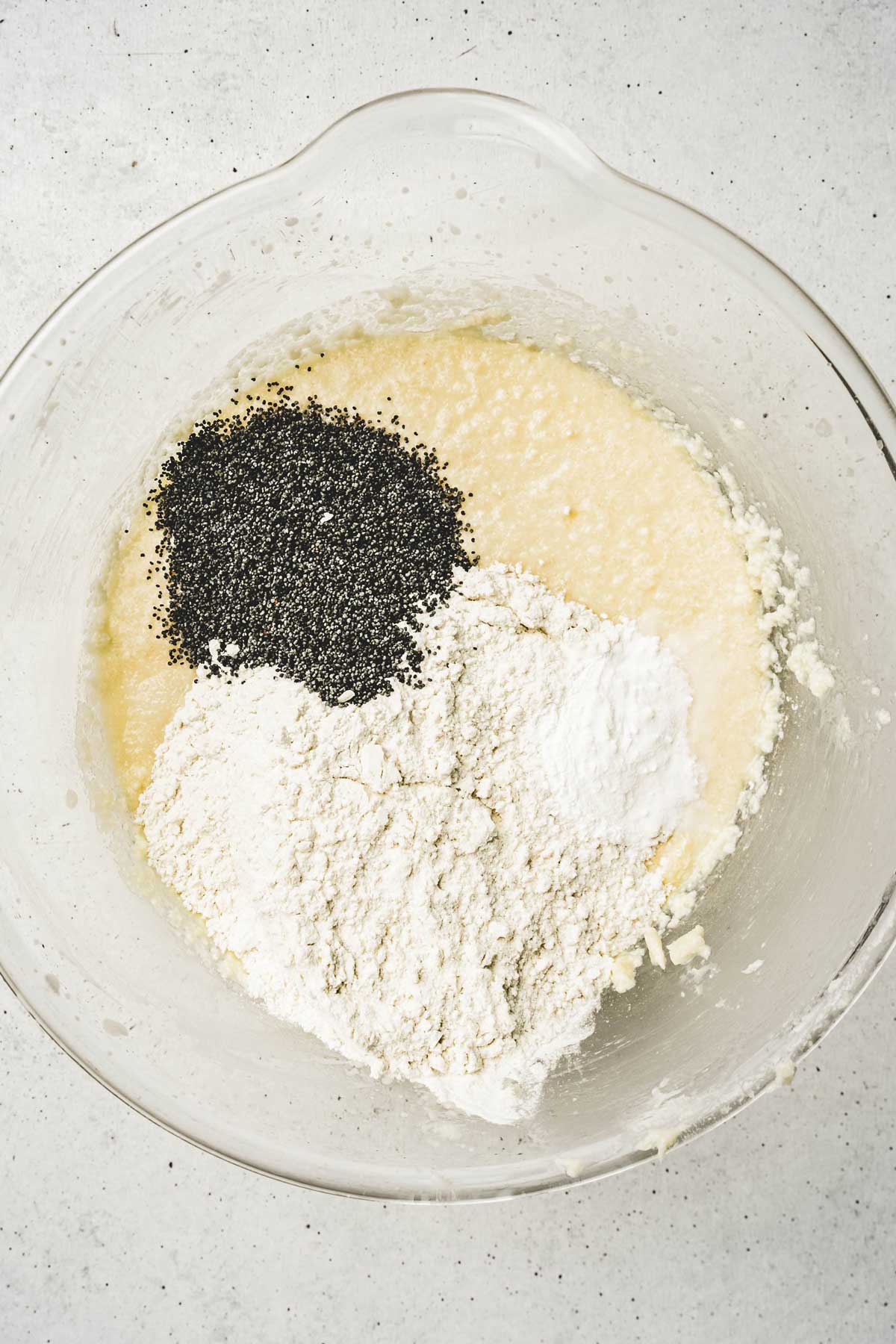 Grand bol avec des ingrédients liquides