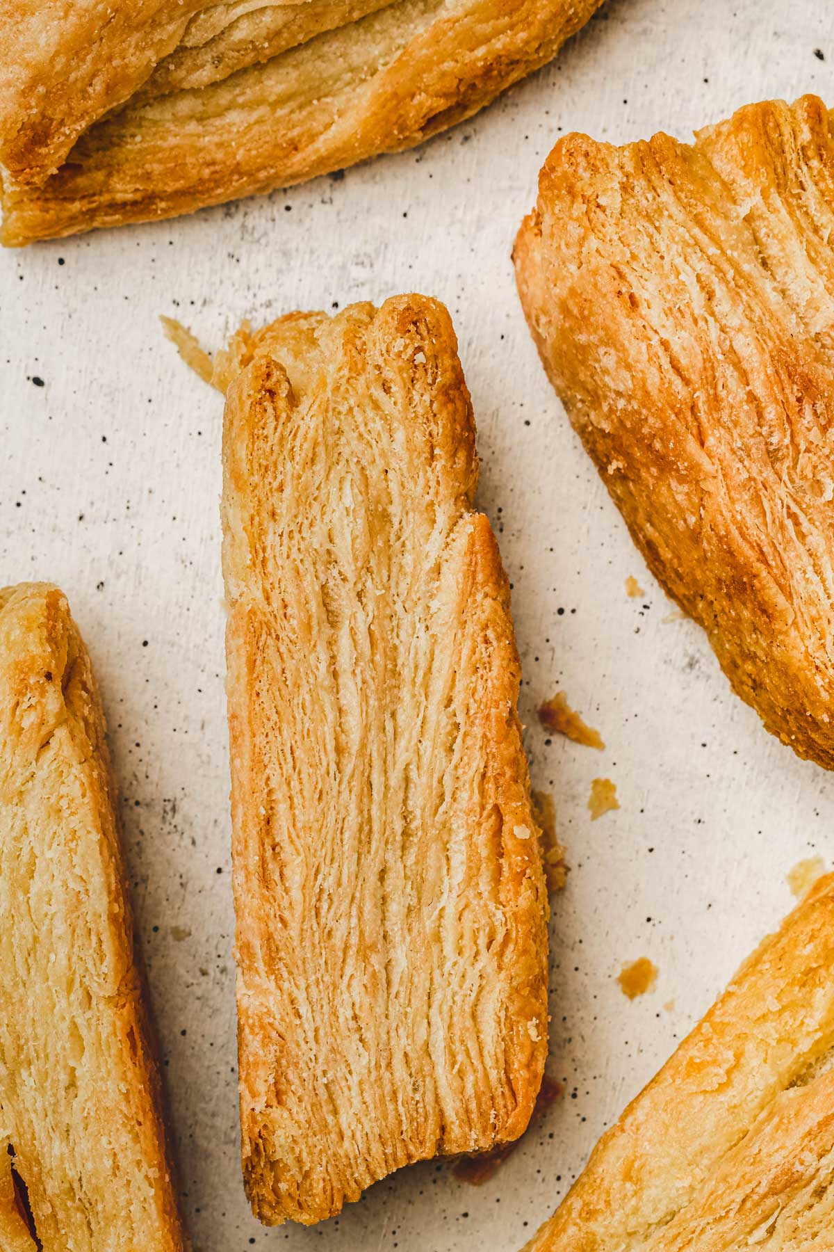 morceaux de pâte feuilletée rapide sur une table