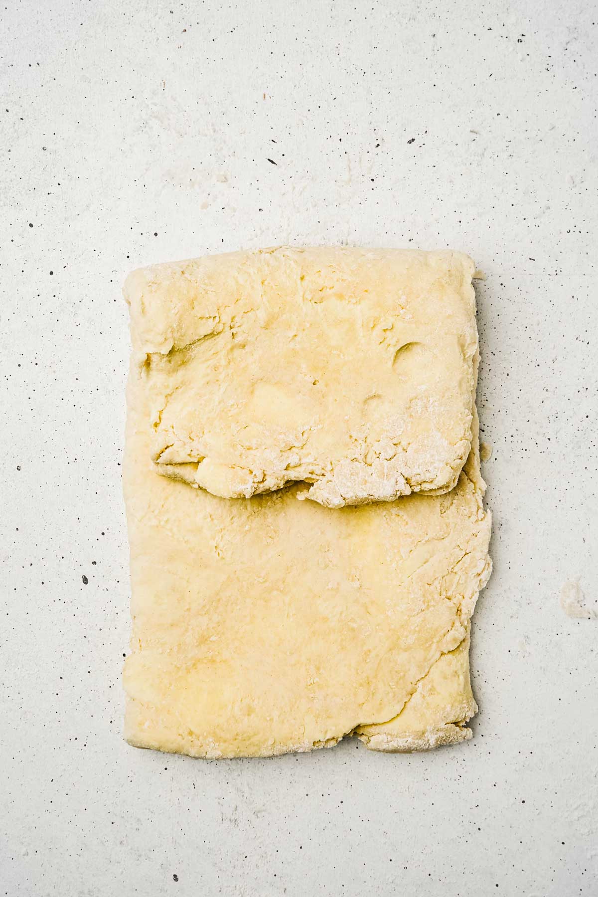 Pâte feuilletée pliée sur une table