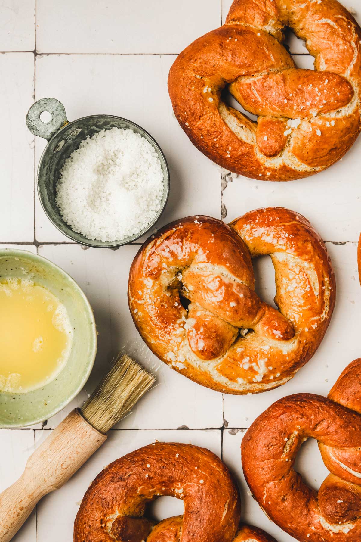 Bretzels cuit sur une table avec du beurre et de la fleur de sel