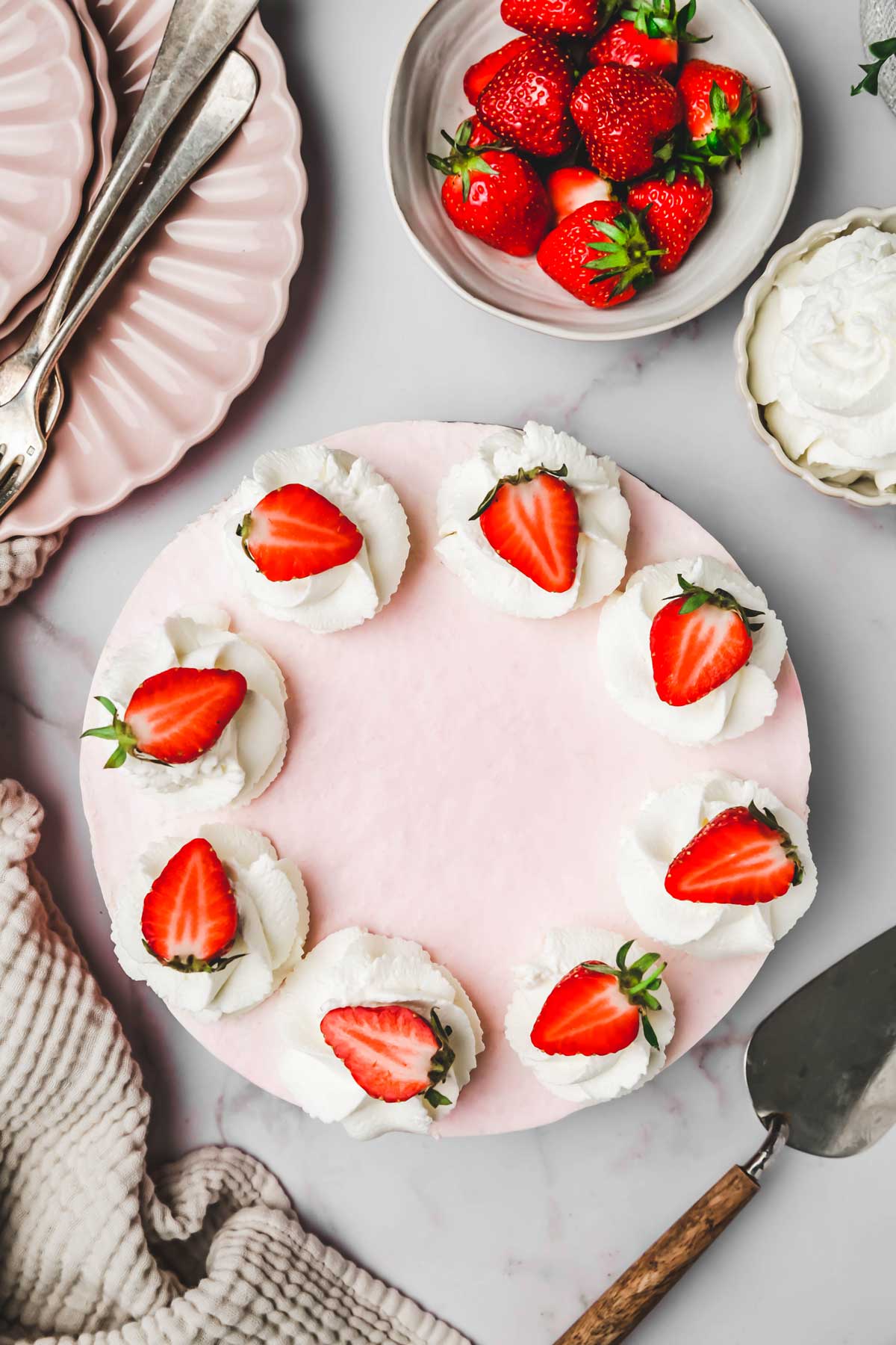 Gâteau cheesecake fraises sans cuisson sur une table