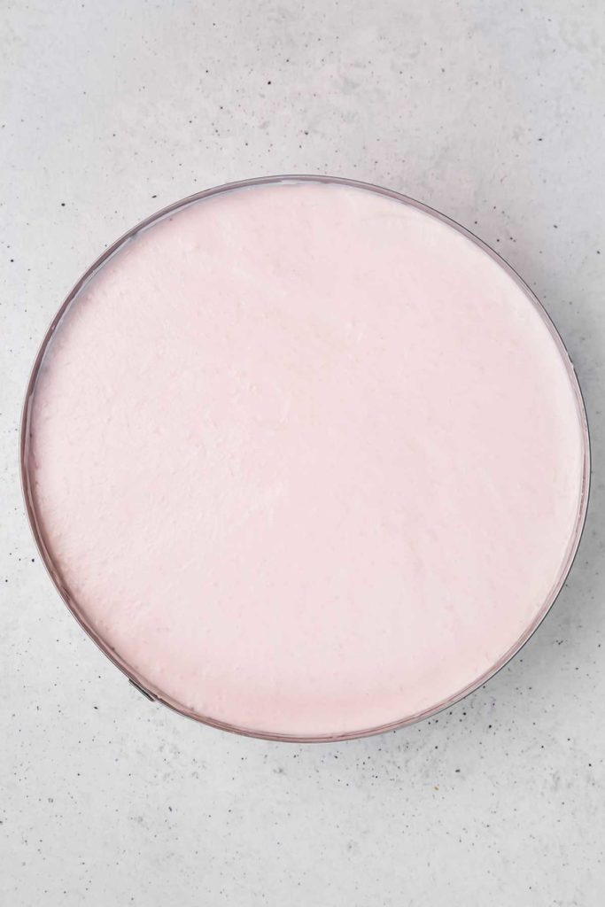 No-bake cheesecake in a pastry ring