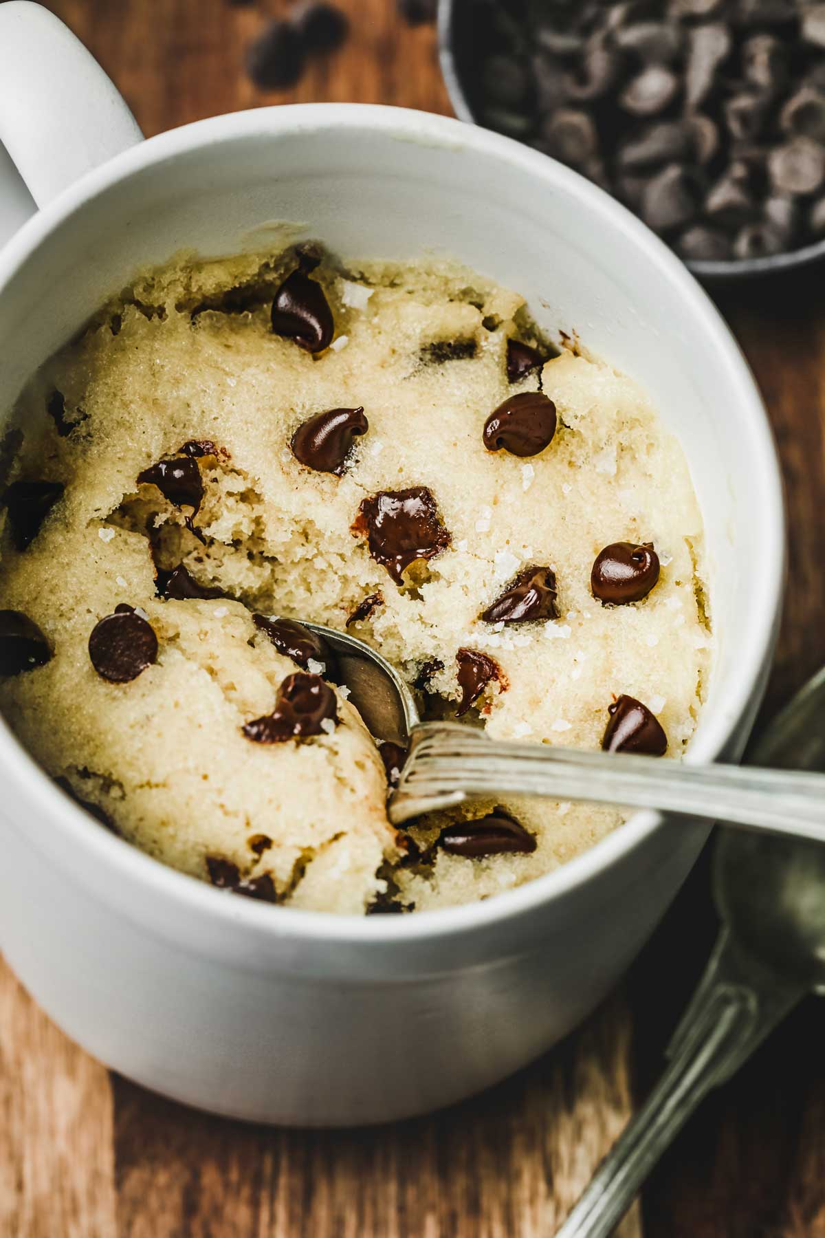 Mug cake aux cookies avec une cuillère à café