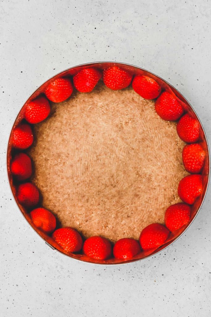 Pastry ring with cookie base and strawberries