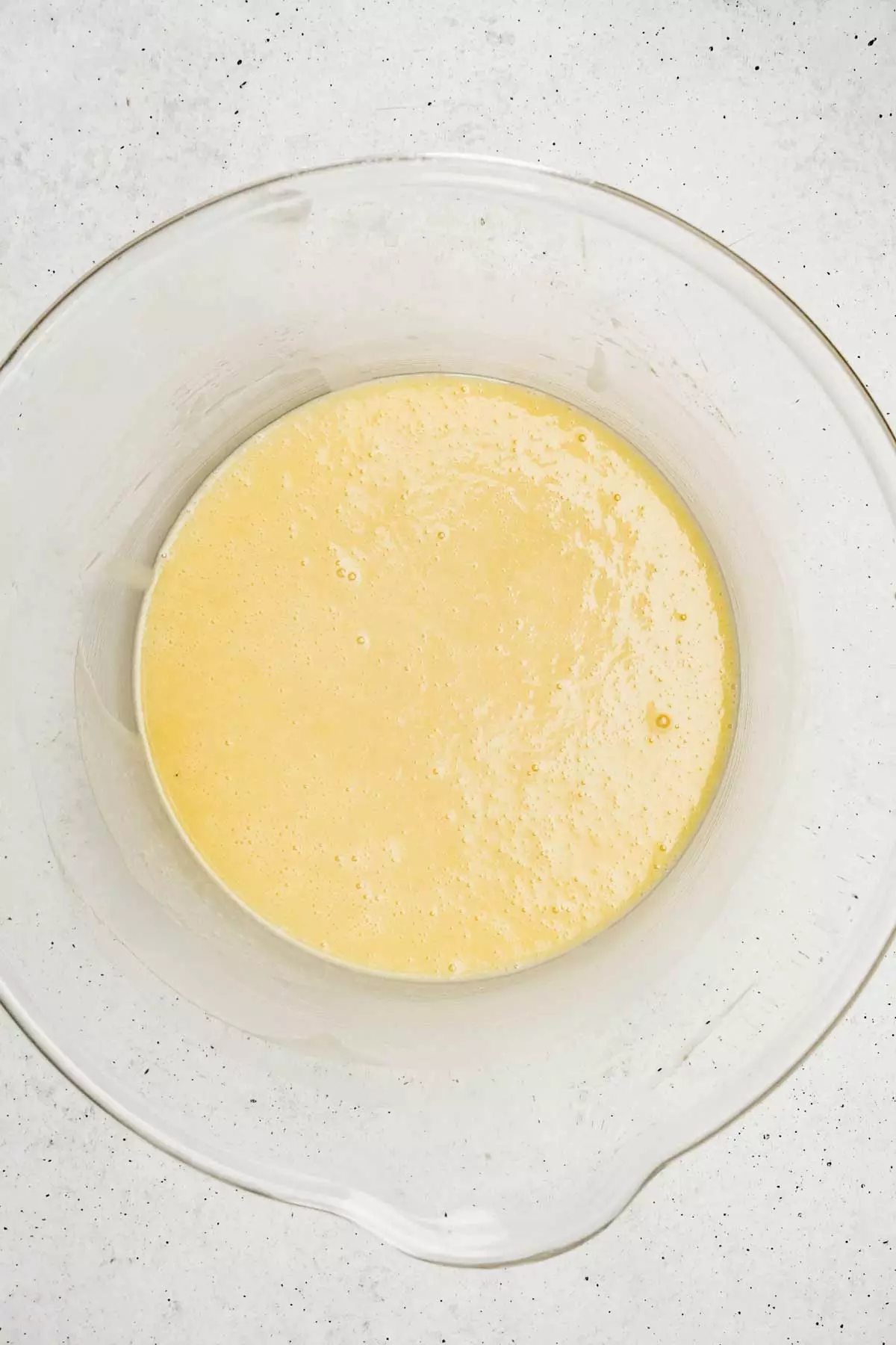 Grand saladier avec ingrédients liquides