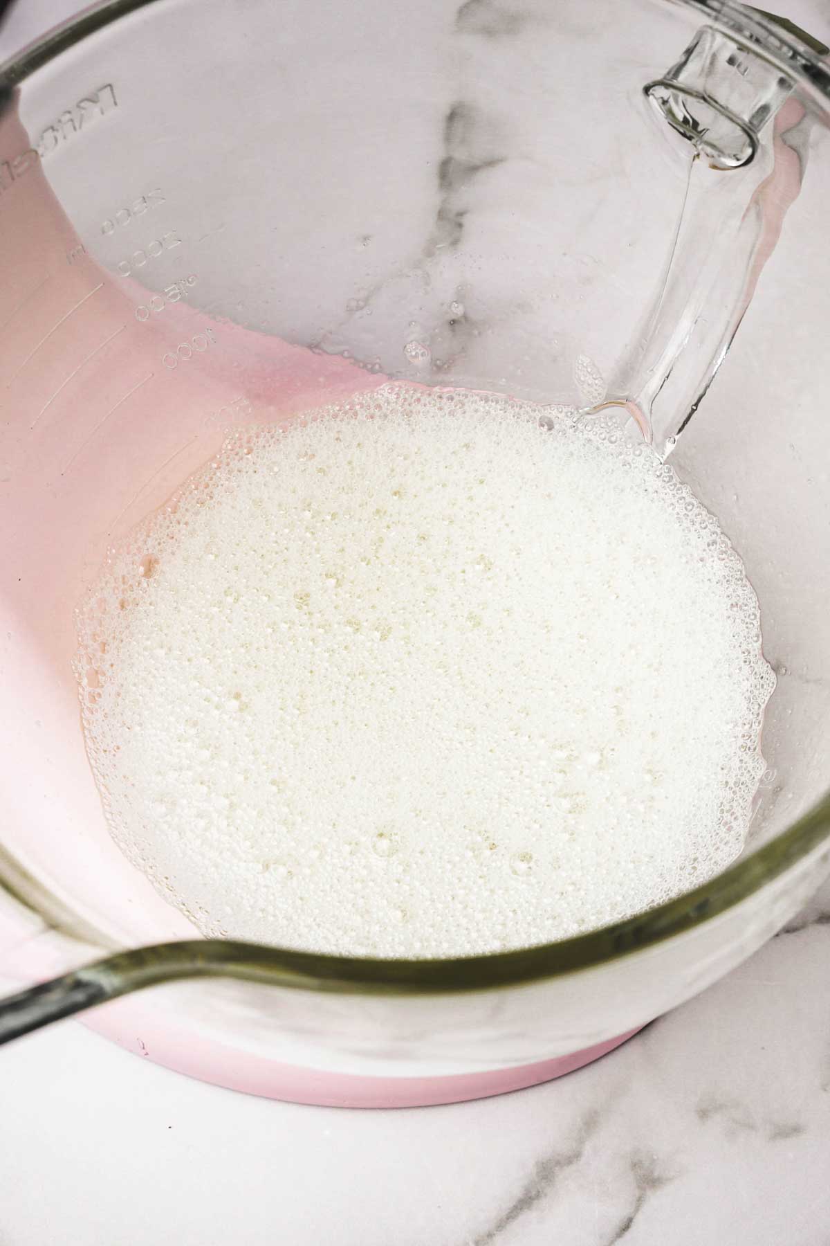 bol avec des oeufs mousseux