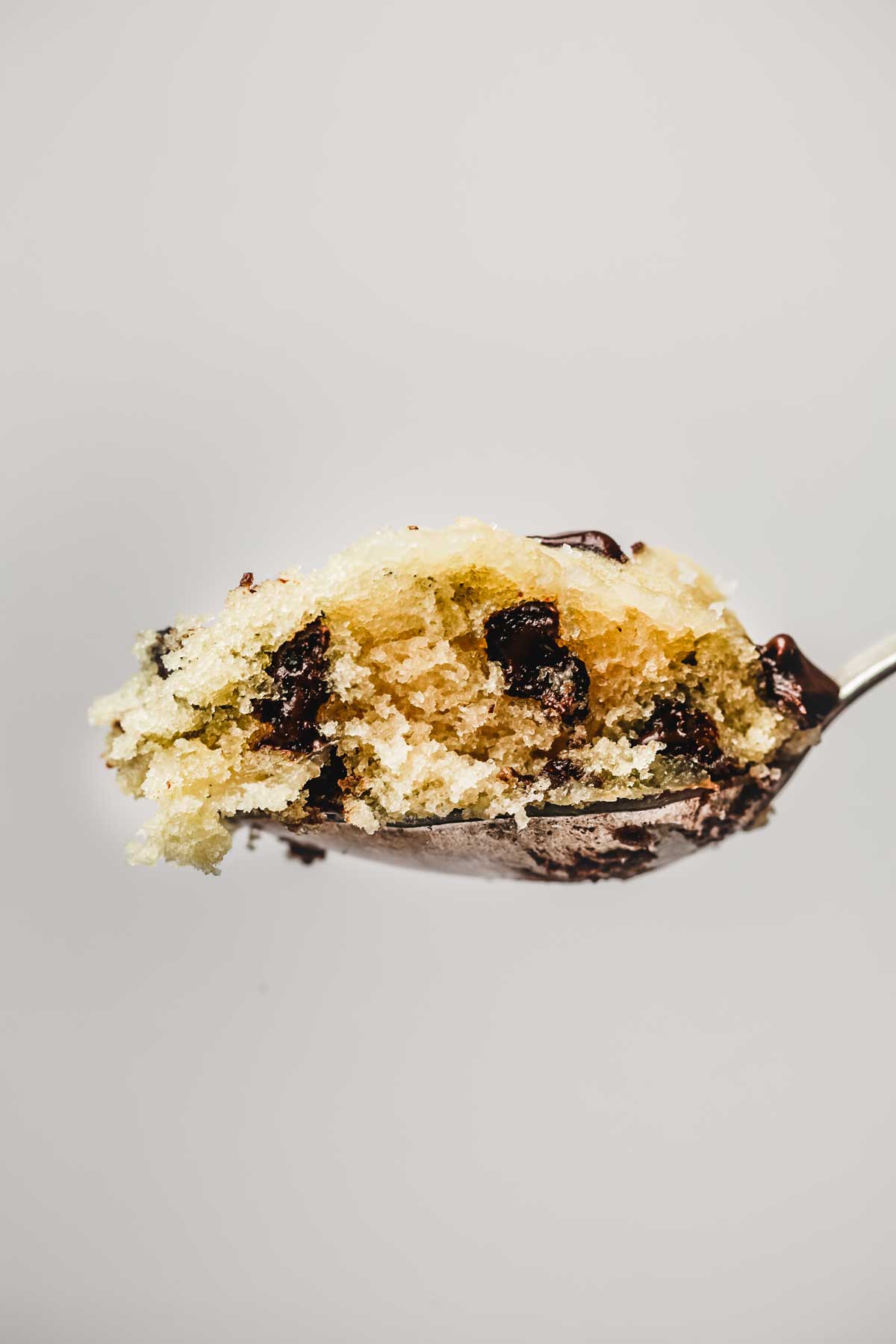 Cuillère à café avec du gâteau aux pépites de chocolat