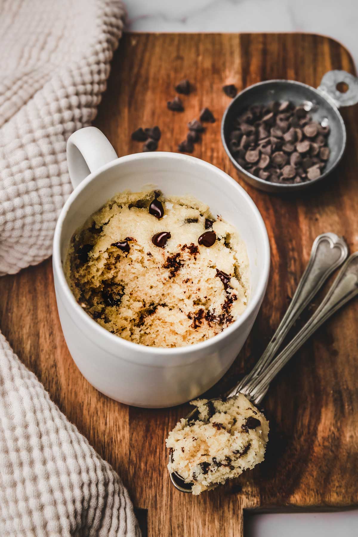 Mug cake cookies sur une table avec des cuillères à café