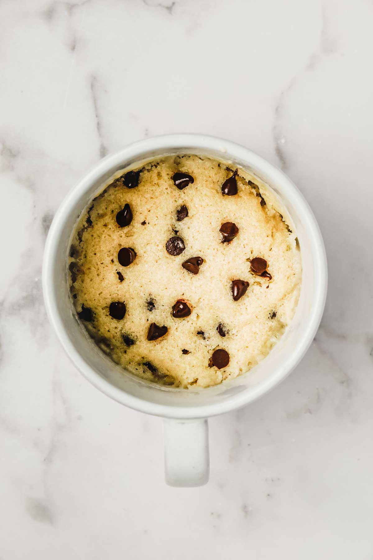 Mug cake cookies après cuisson sur une table
