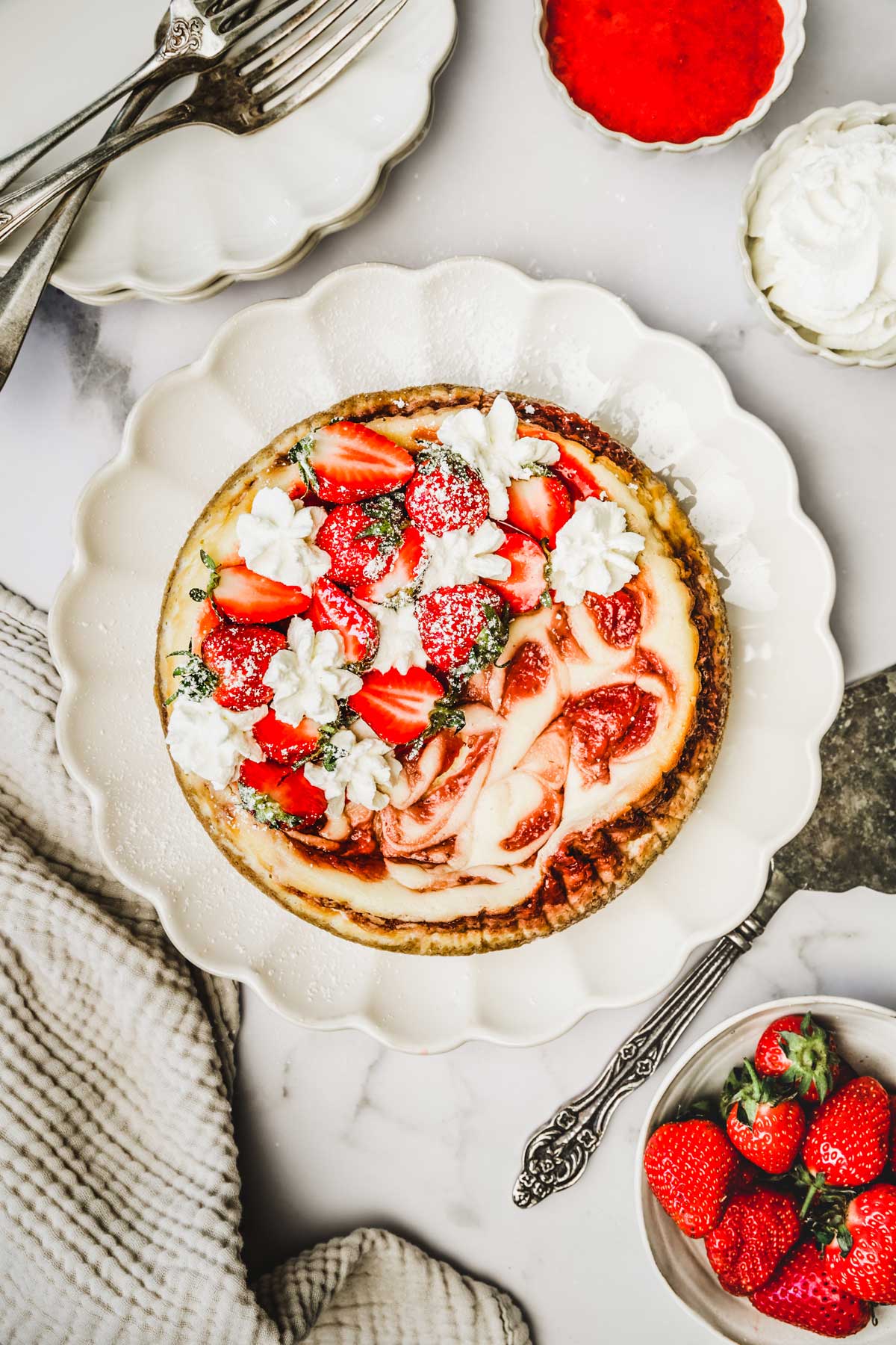 Cheesecake fraise sur une assiette avec de la chantilly et des fraises